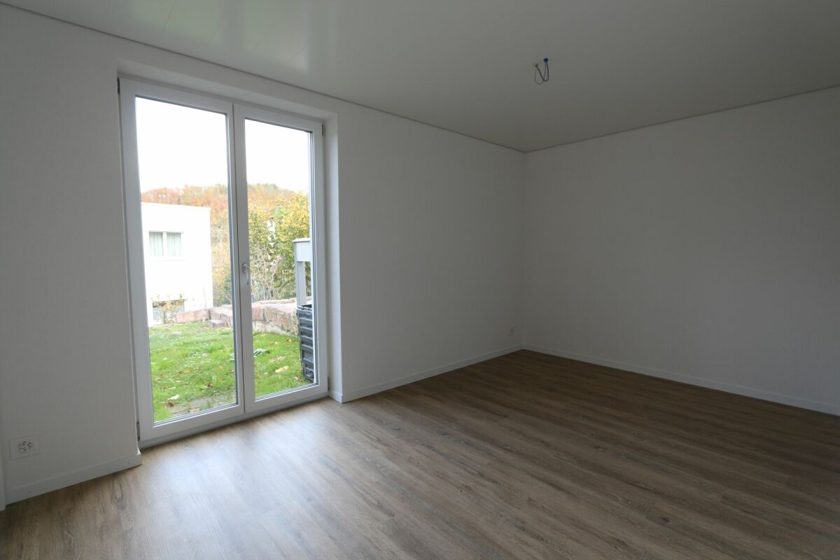 Leeres modernes Zimmer mit Terrassentür