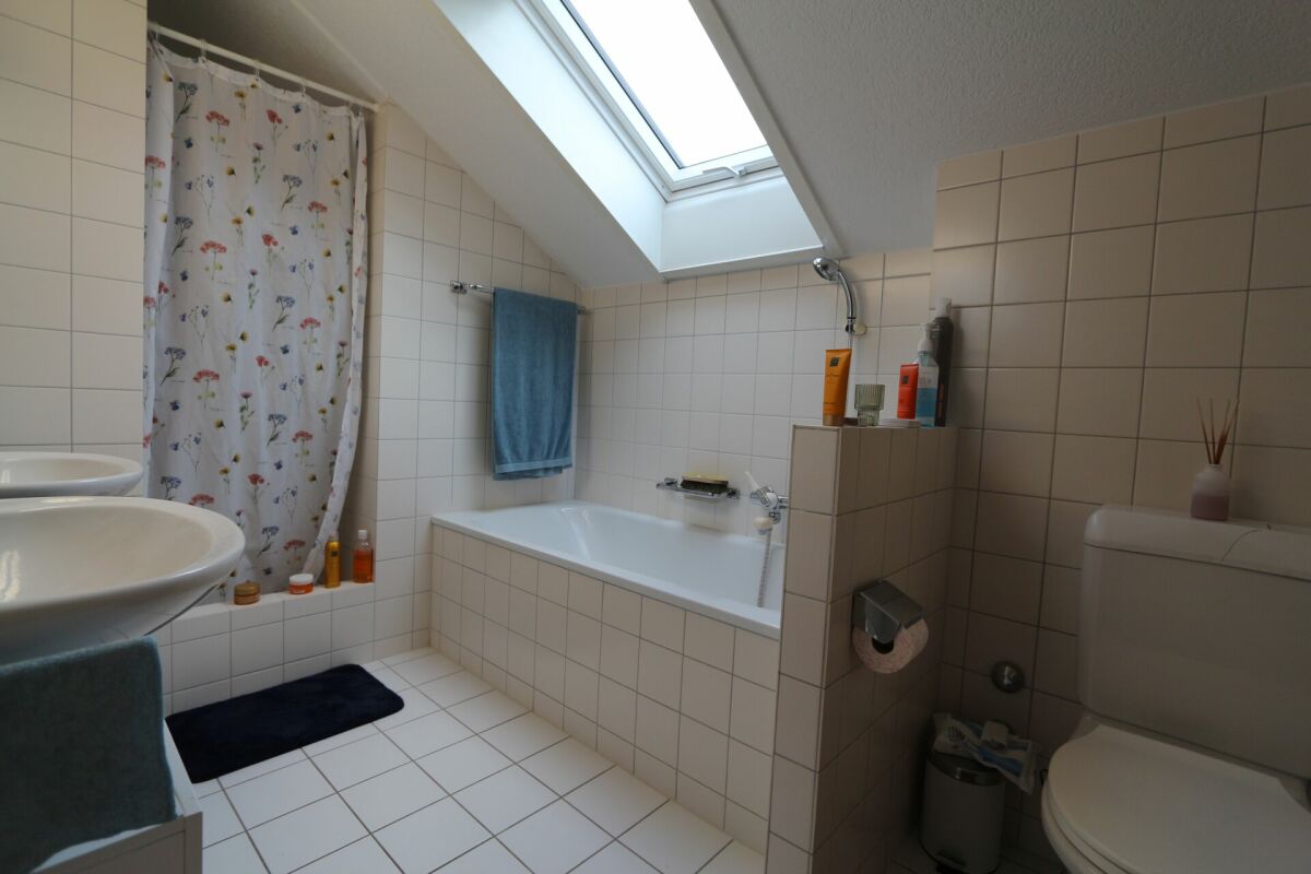 Badezimmer mit Dachfenster