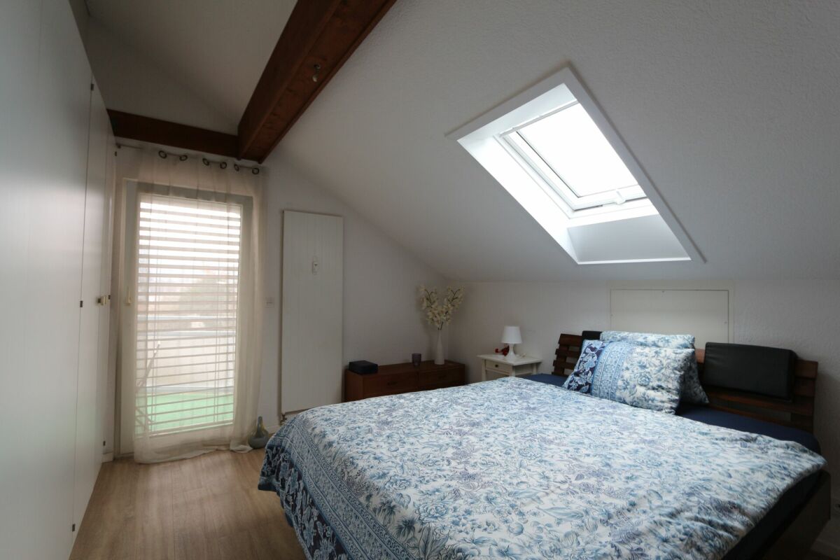 Dachgeschoss-Schlafzimmer mit Dachfenster
