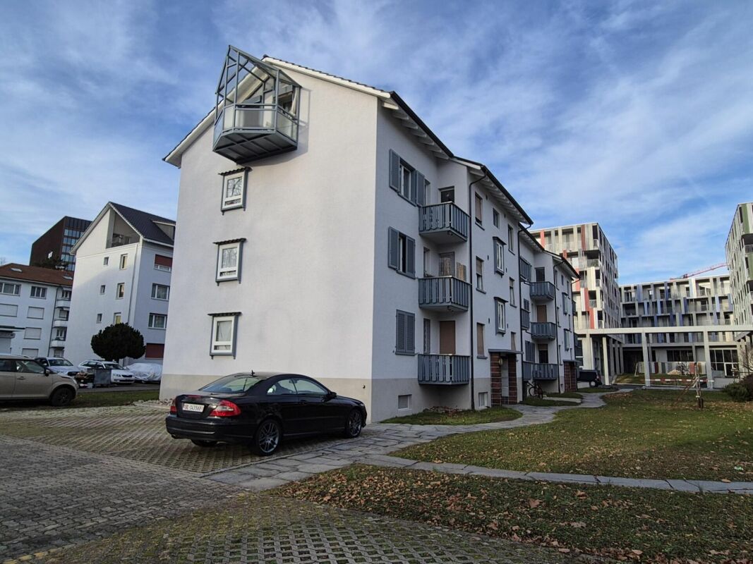 Mehrfamilienhaus mit Balkonen und Innenhof