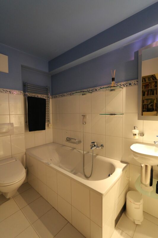 Badezimmer mit Badewanne und WC