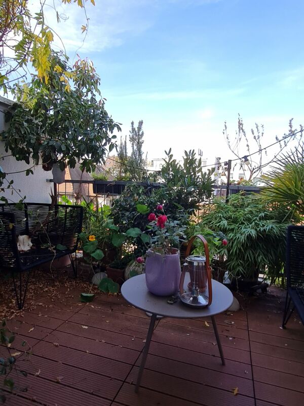 Grüne Dachterrasse mit Pflanzen und Sitzbereich