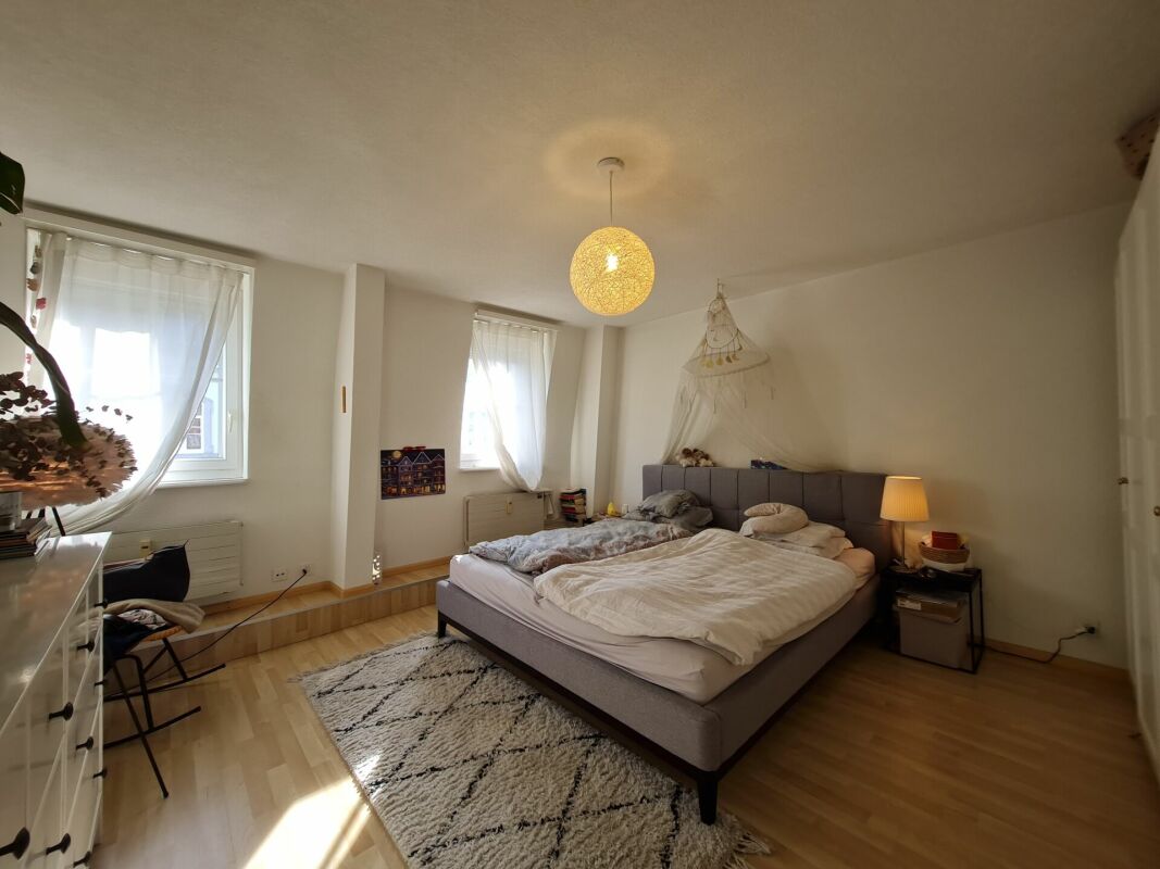 Helles Schlafzimmer mit Doppelbett