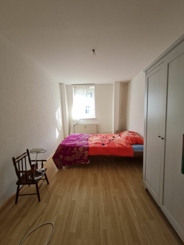 Schlafzimmer mit Doppelbett und Kleiderschrank