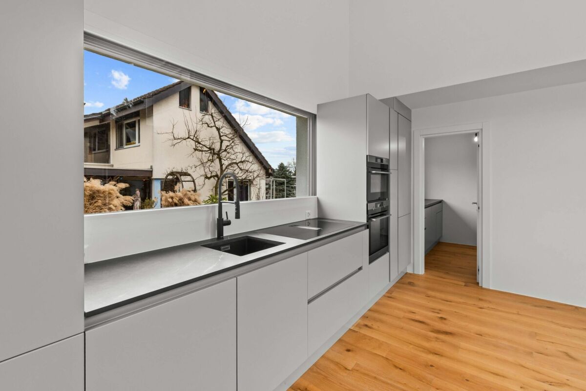 Moderne Küche mit großem Fenster
