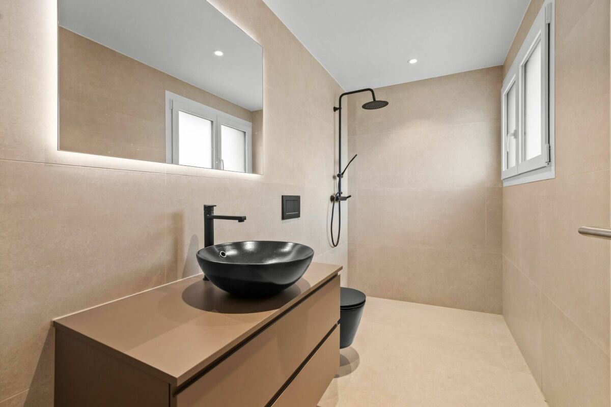 Modernes Badezimmer mit schwarzen Armaturen