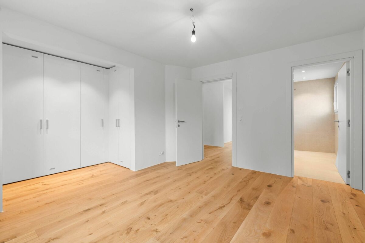 Helles, leerstehendes Schlafzimmer mit Einbauschrank und zwei Türen