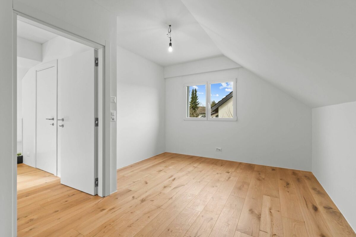 Ausgebauter, leerer Dachraum mit Fenster