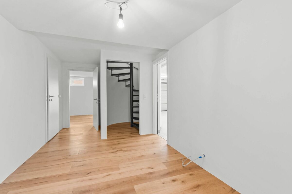 Heller Flur mit Treppe