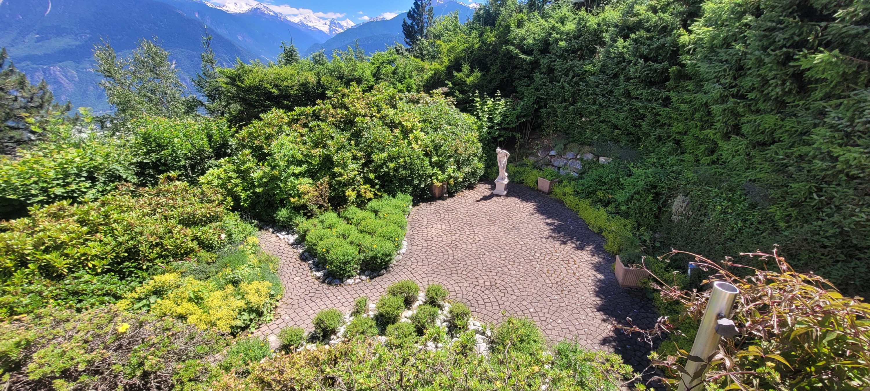 Gepflegter Garten mit Bergblick