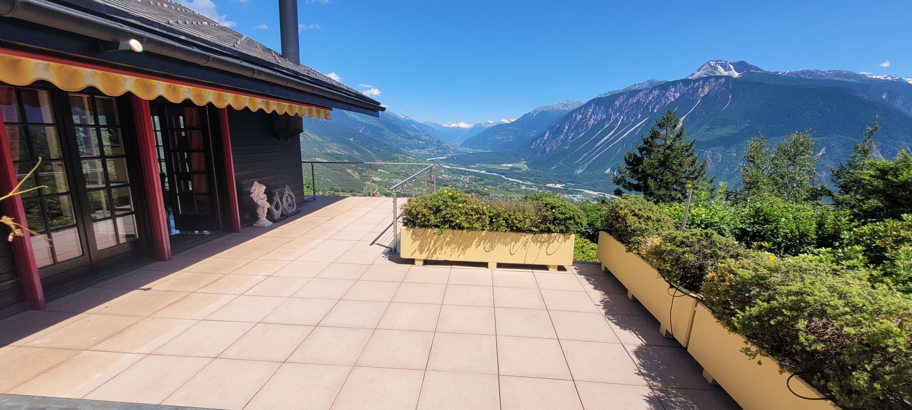 Terrasse mit Bergpanorama