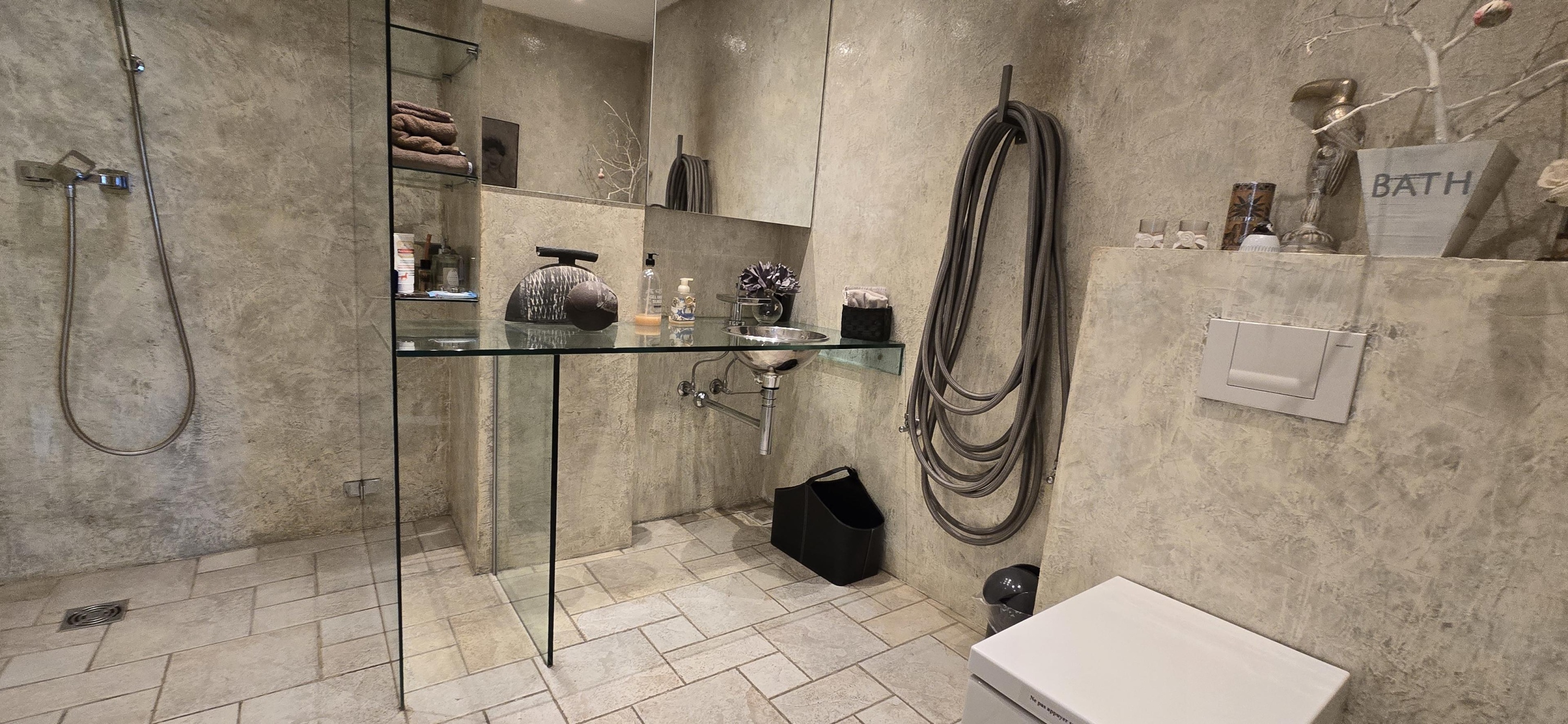 Modernes Duschbad mit Natursteinoptik