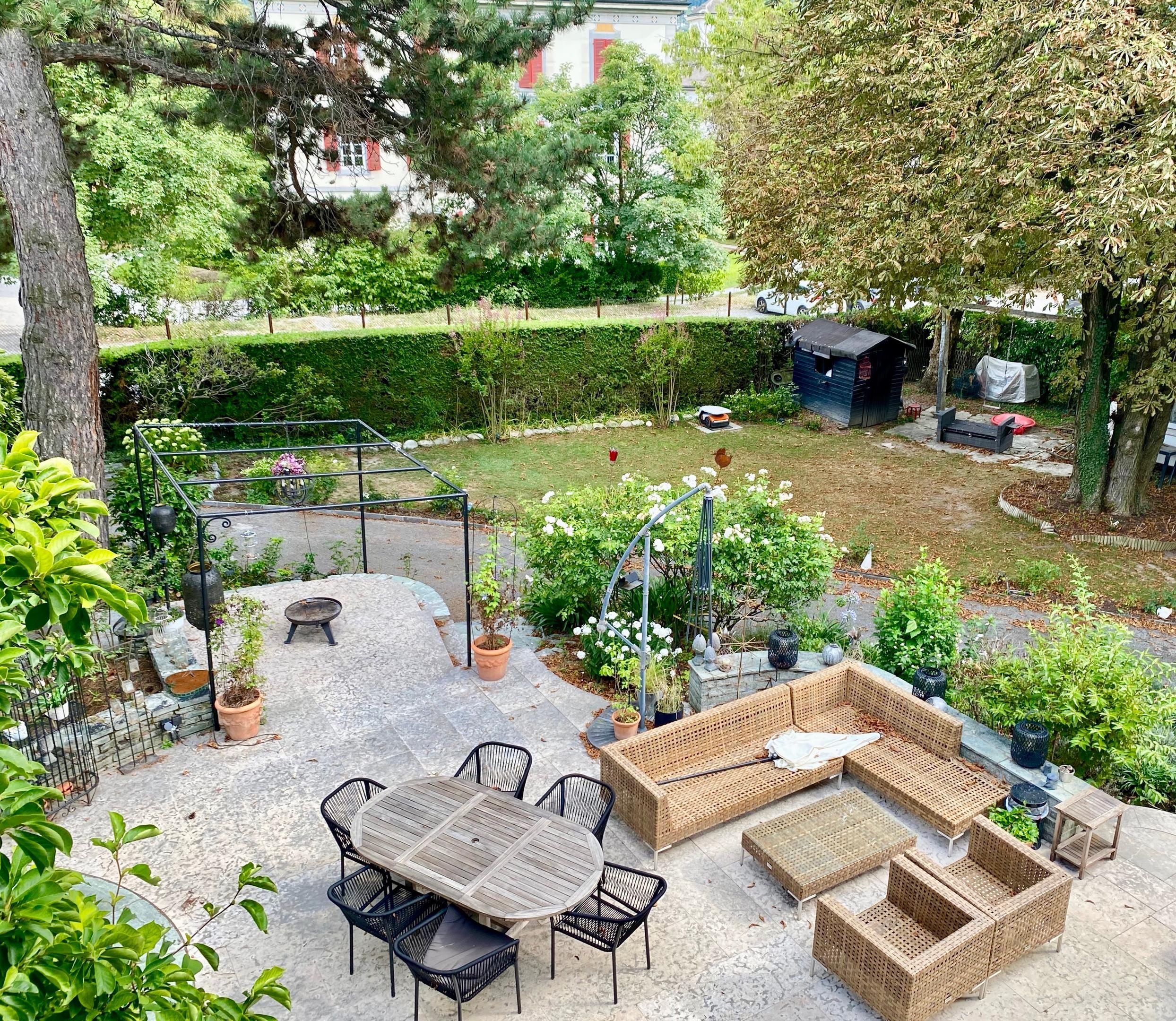 Großzügiger Garten mit Terrasse und Lounge-Bereich