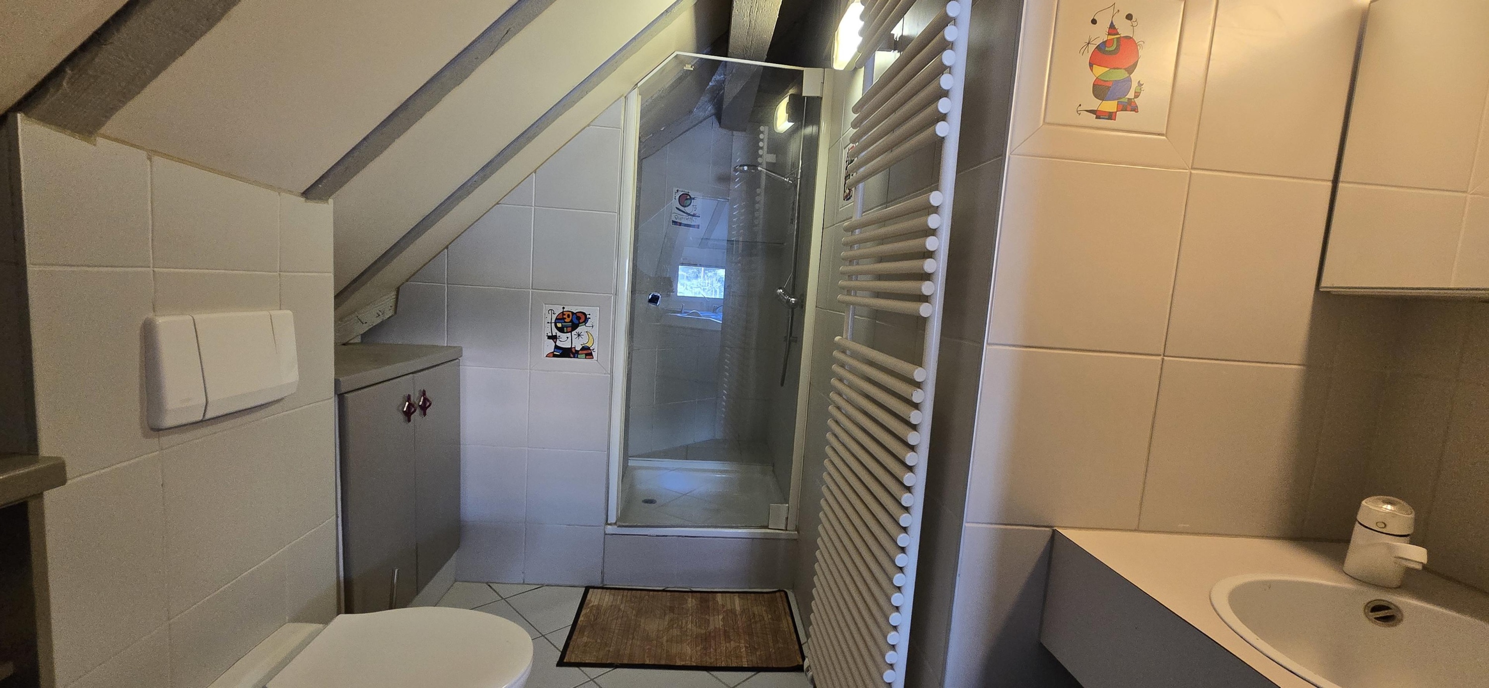 Dachbad mit Dusche und Waschbecken