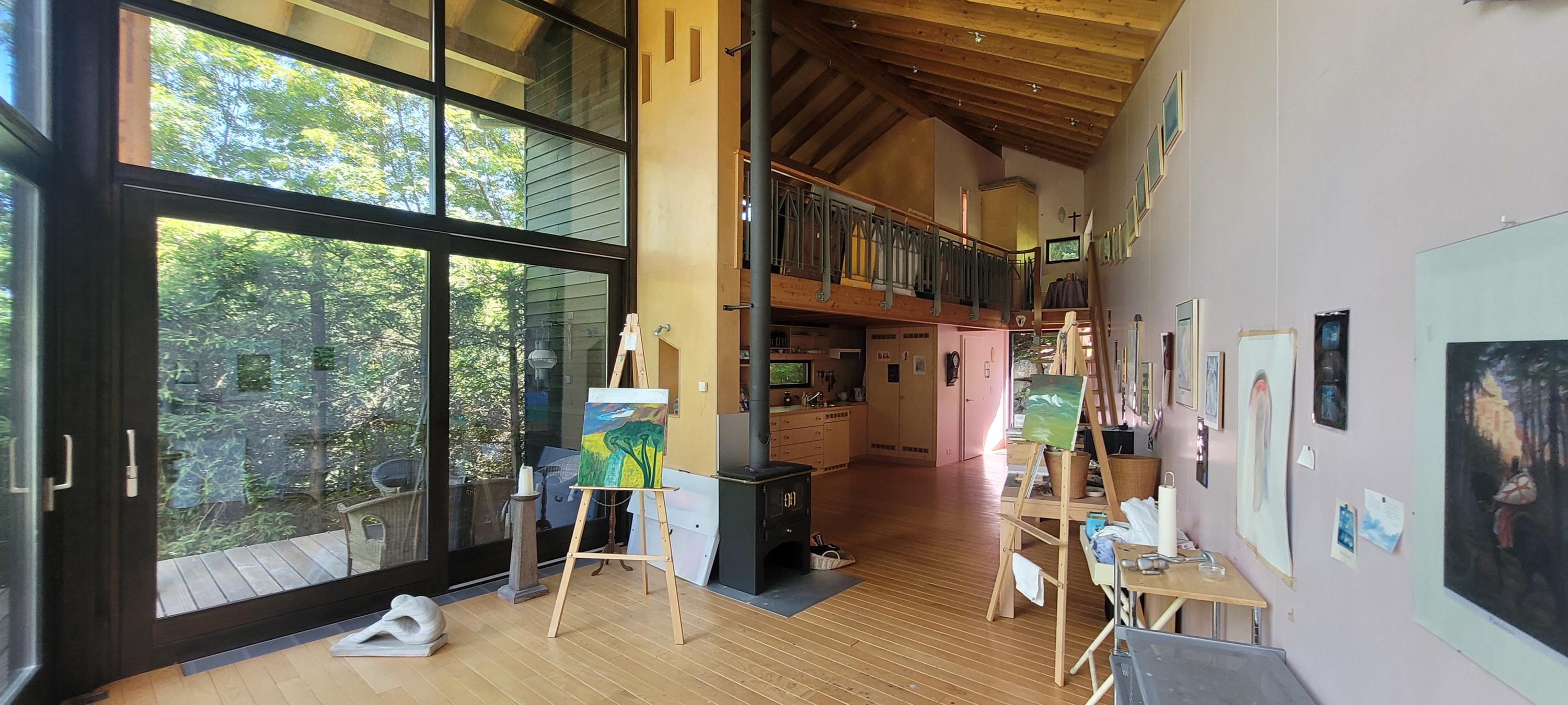 Lichtdurchflutetes Atelier mit Galerie und Holzofen