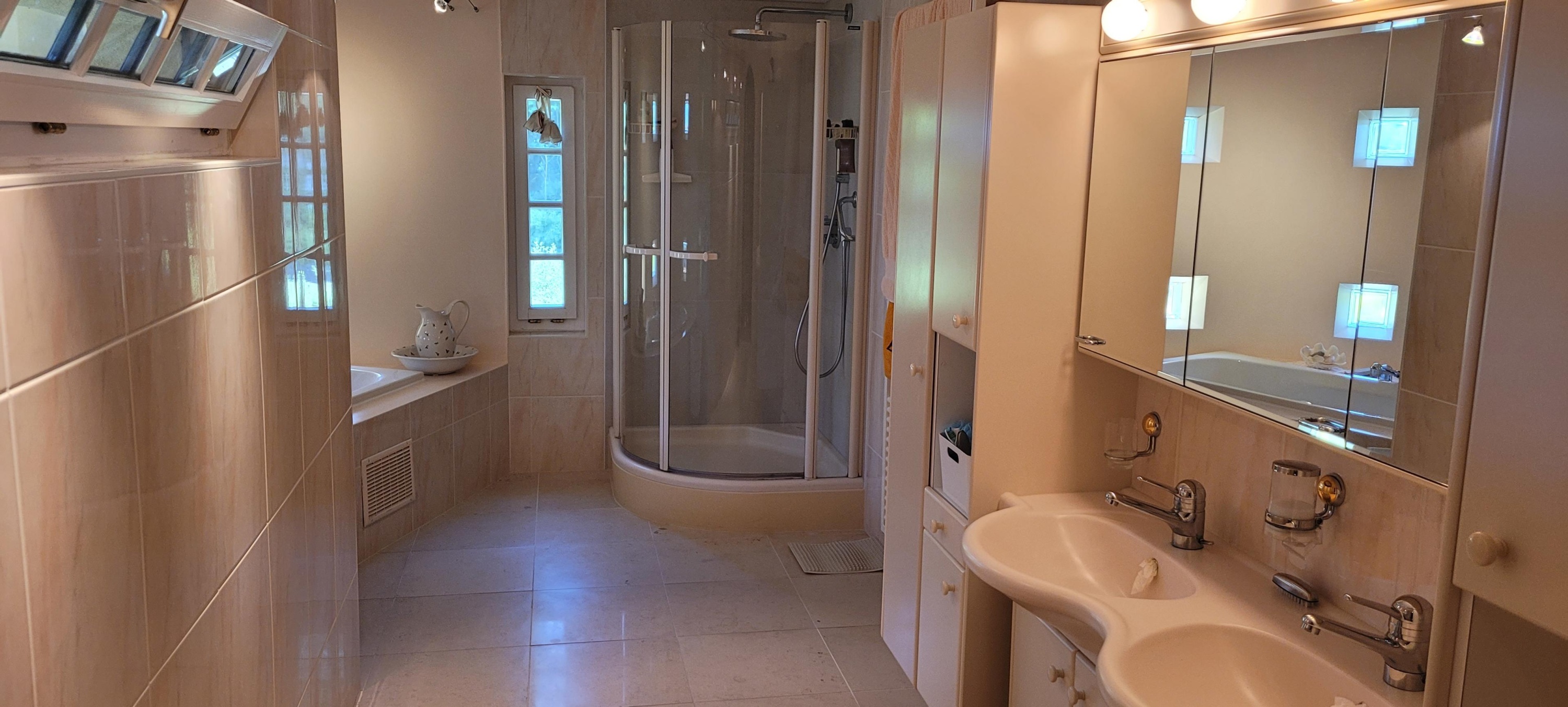 Helles Badezimmer mit Dusche und Doppelwaschbecken