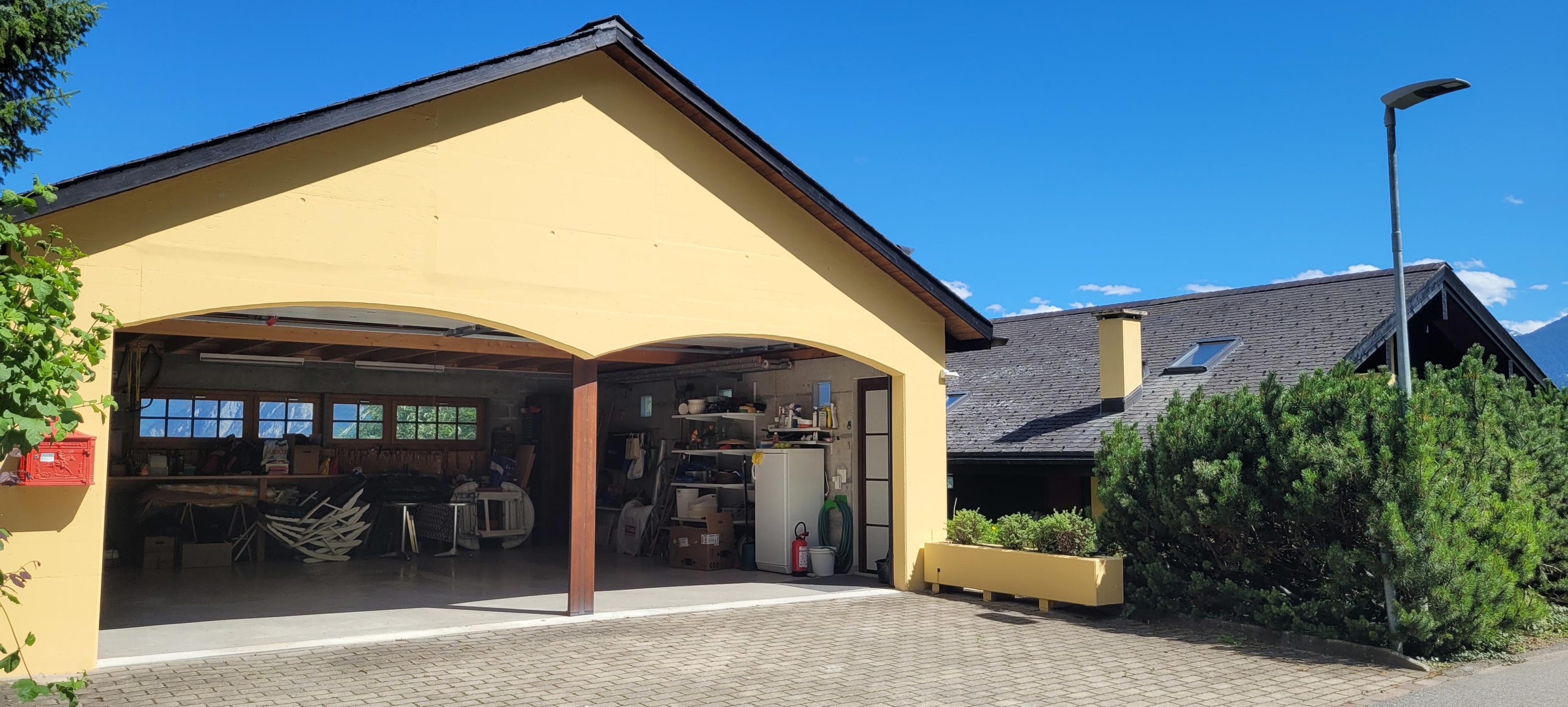 Doppelgarage mit gelber Fassade