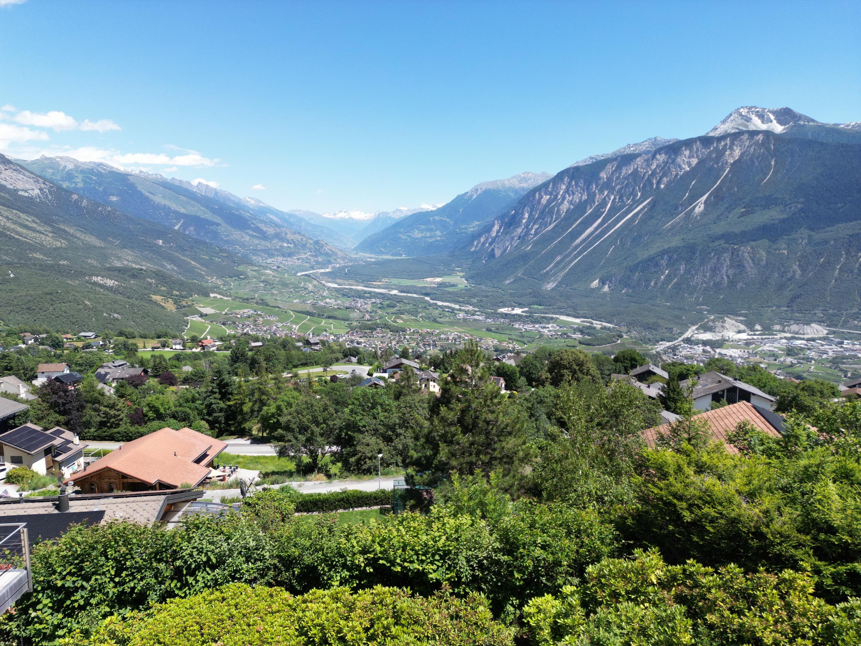Panoramablick auf Bergtal