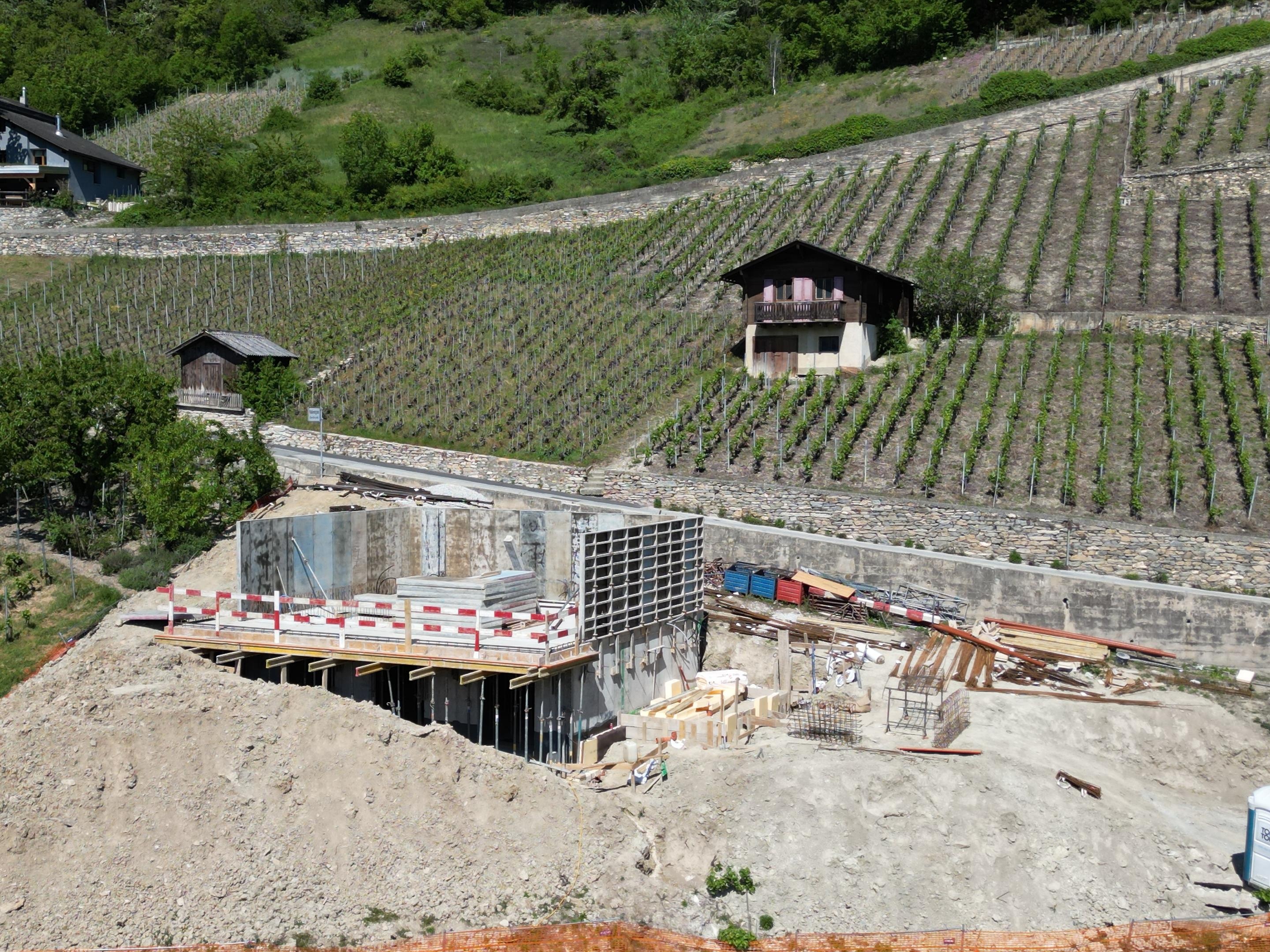 Weinberg mit Baustelle