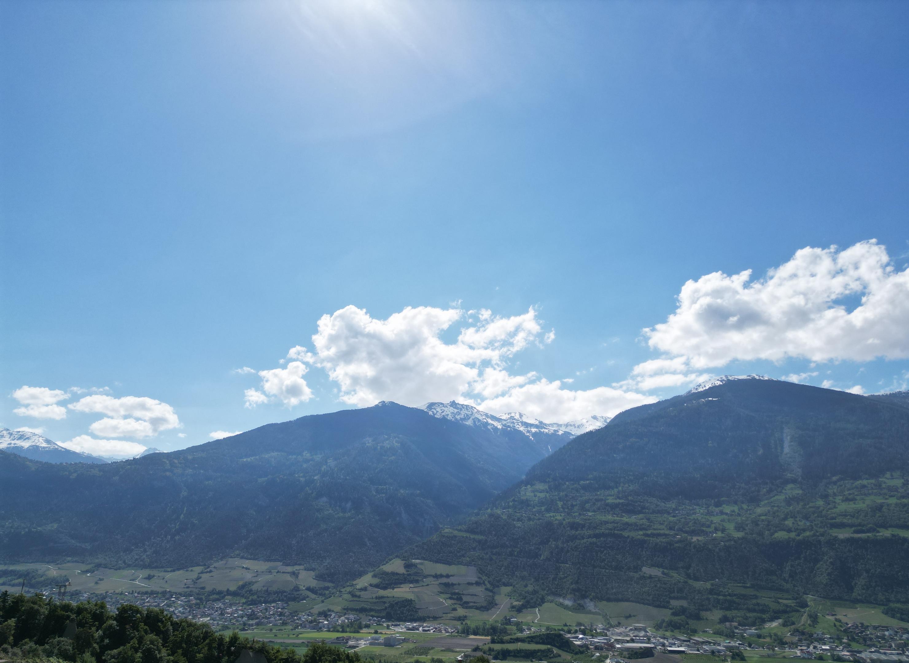 Bergpanorama mit Tal und Wolken