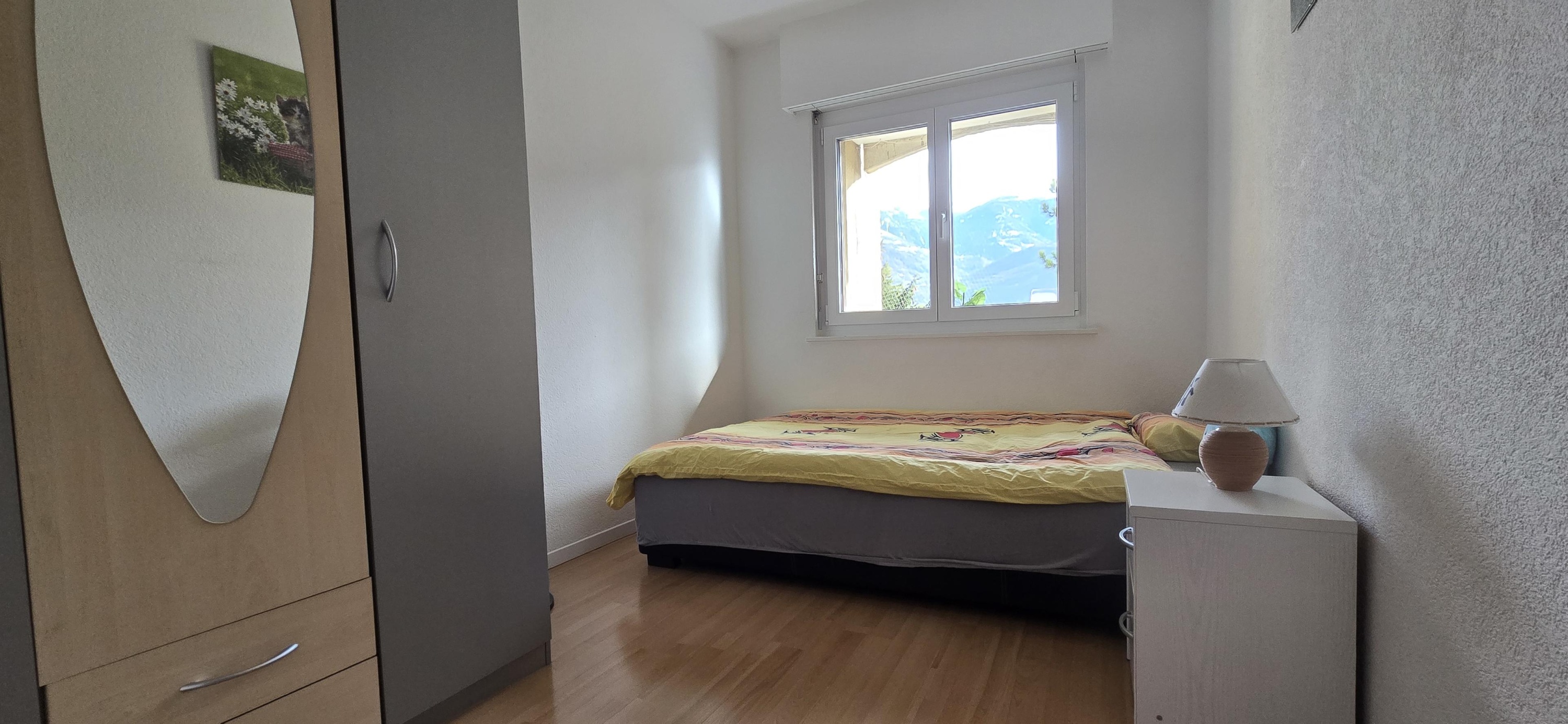 Kleines Schlafzimmer mit Bergblick