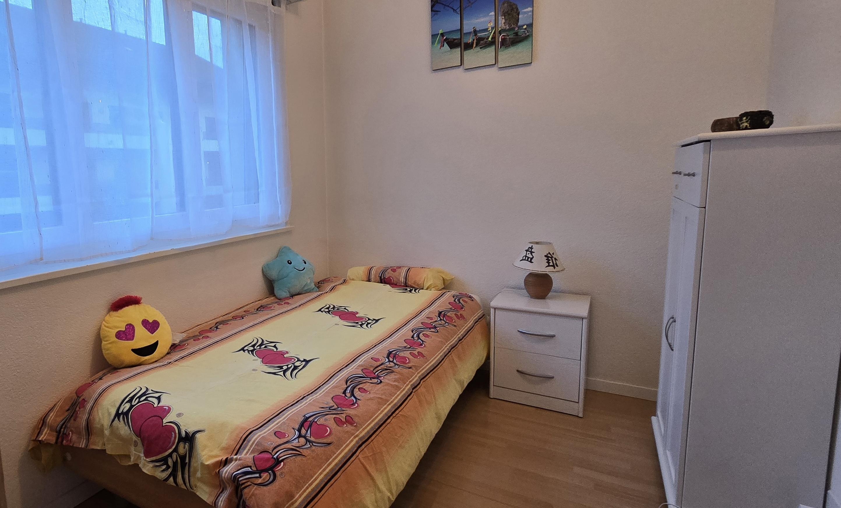 Kleines Schlafzimmer mit Einzelbett