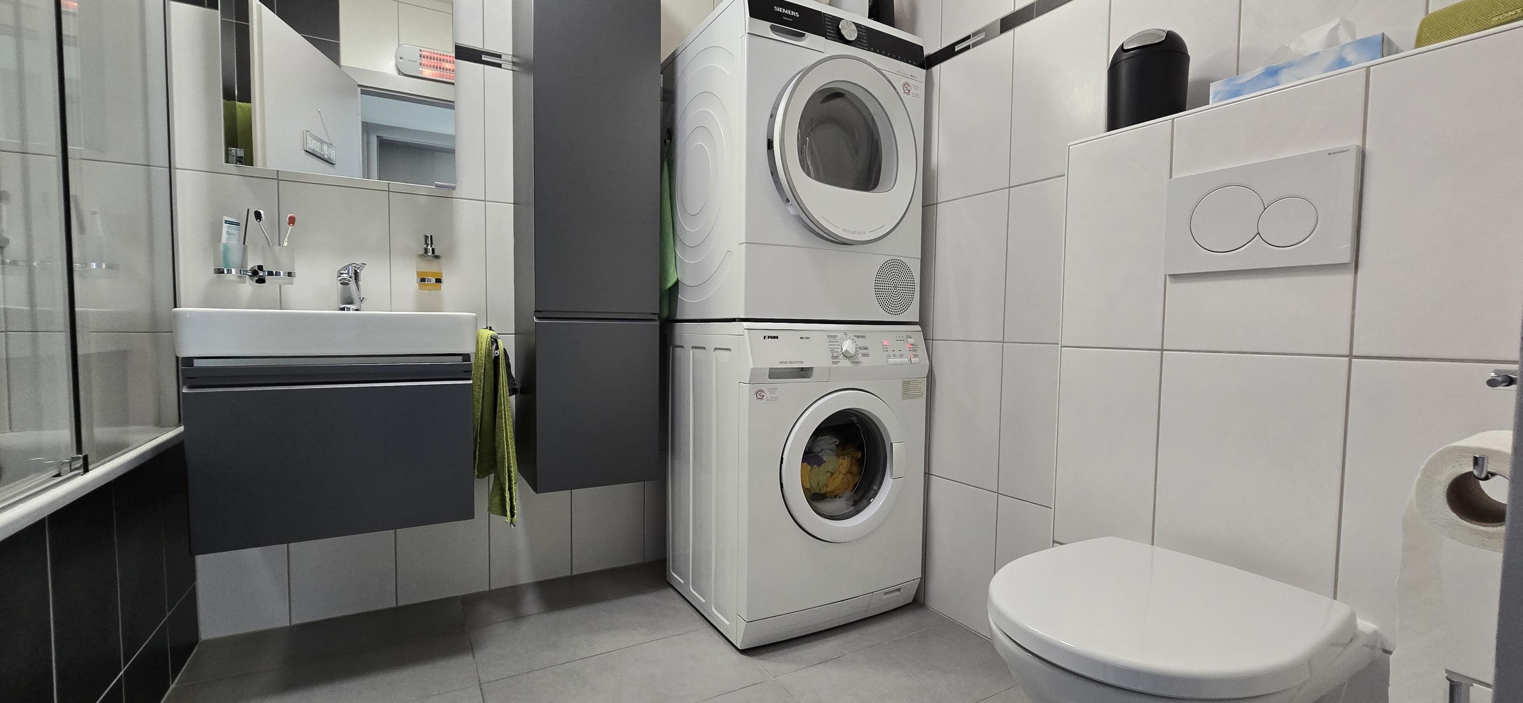 Modernes Badezimmer mit Hauswirtschaftsbereich
