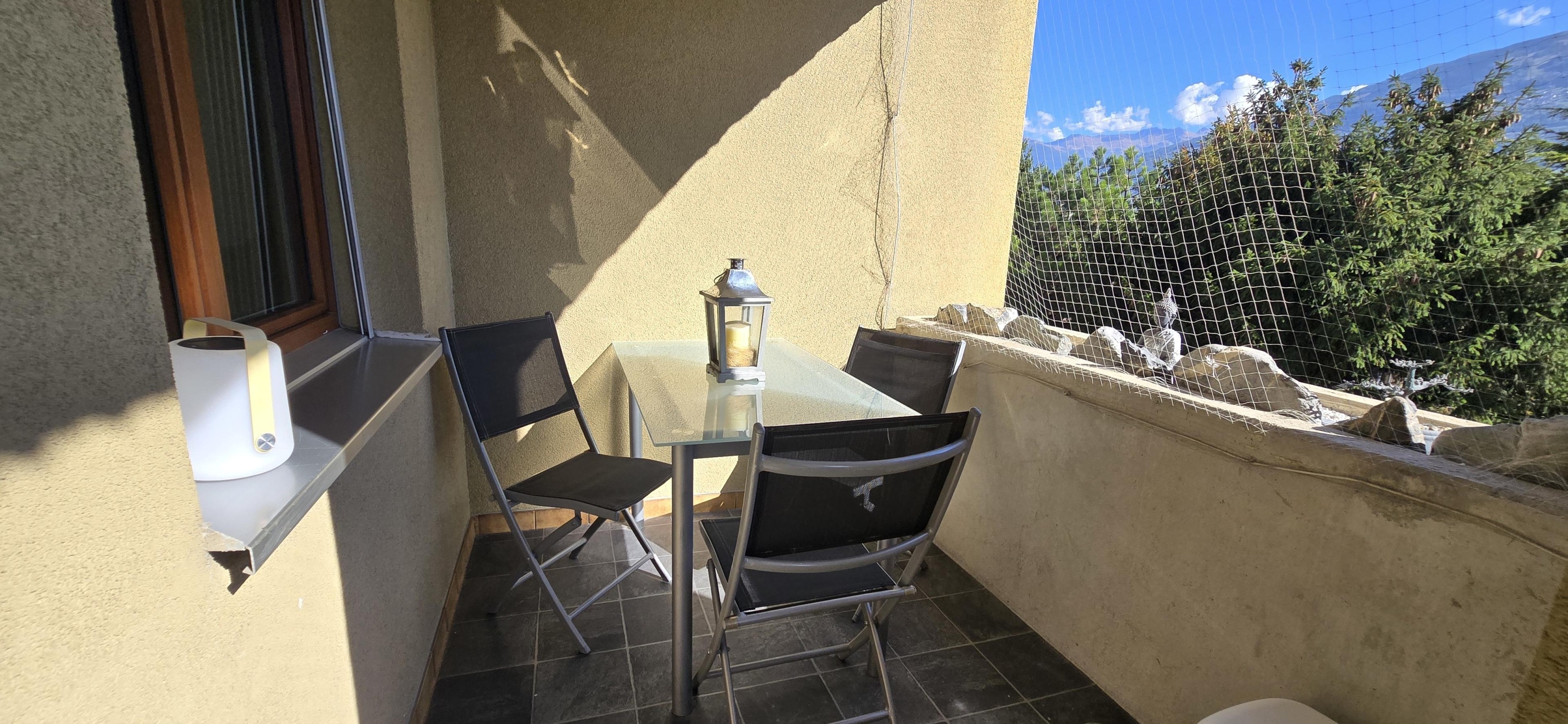 Balkon mit Sitzgruppe und Bergblick