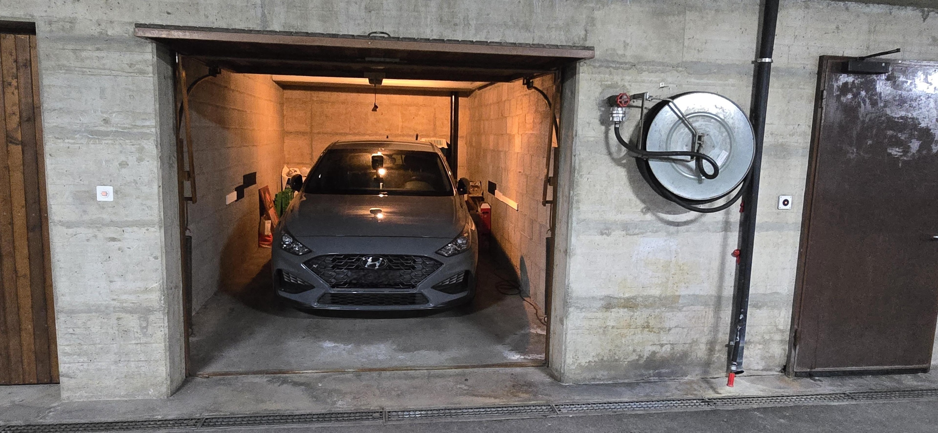 Betongarage mit geparktem Auto