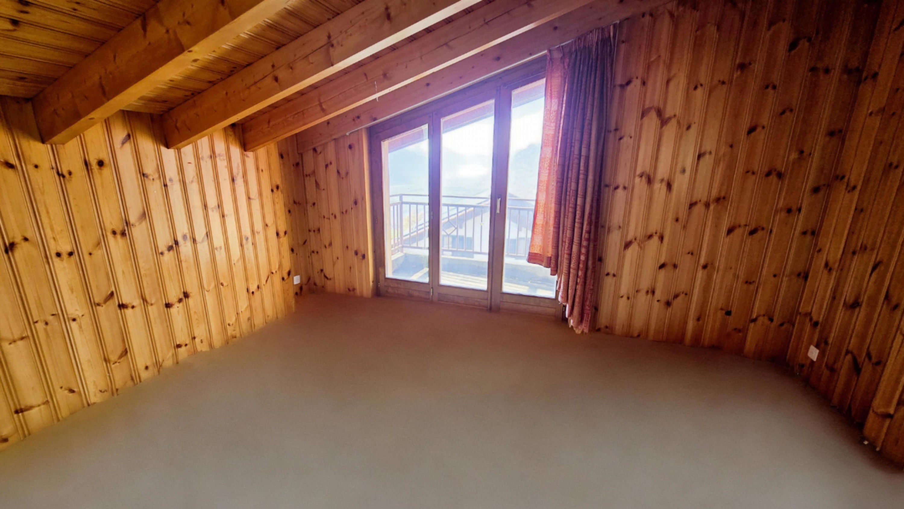 Holzgetäfelter Dachraum mit Balkonblick