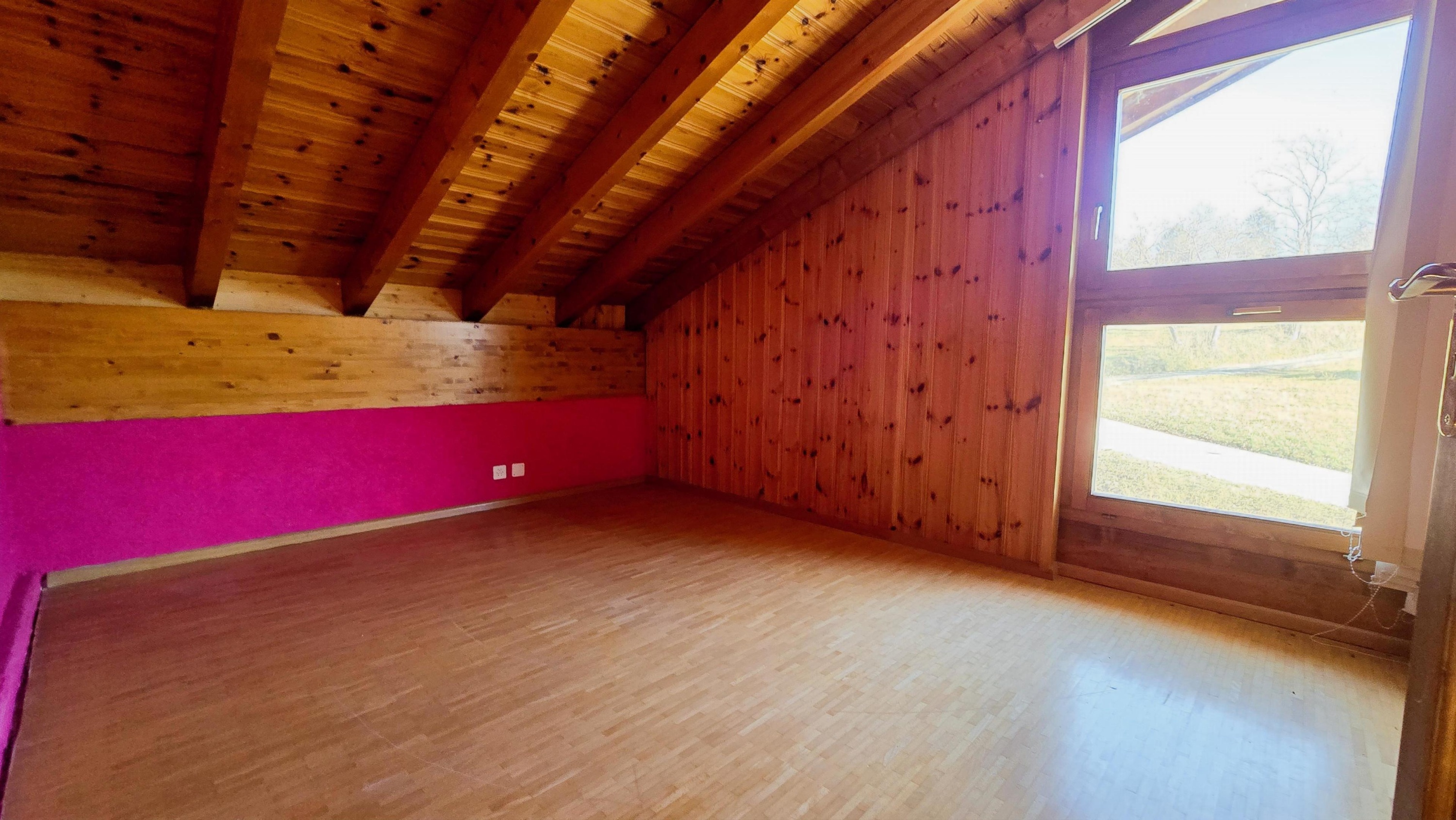 Ausgebauter Dachraum mit Holzverkleidung