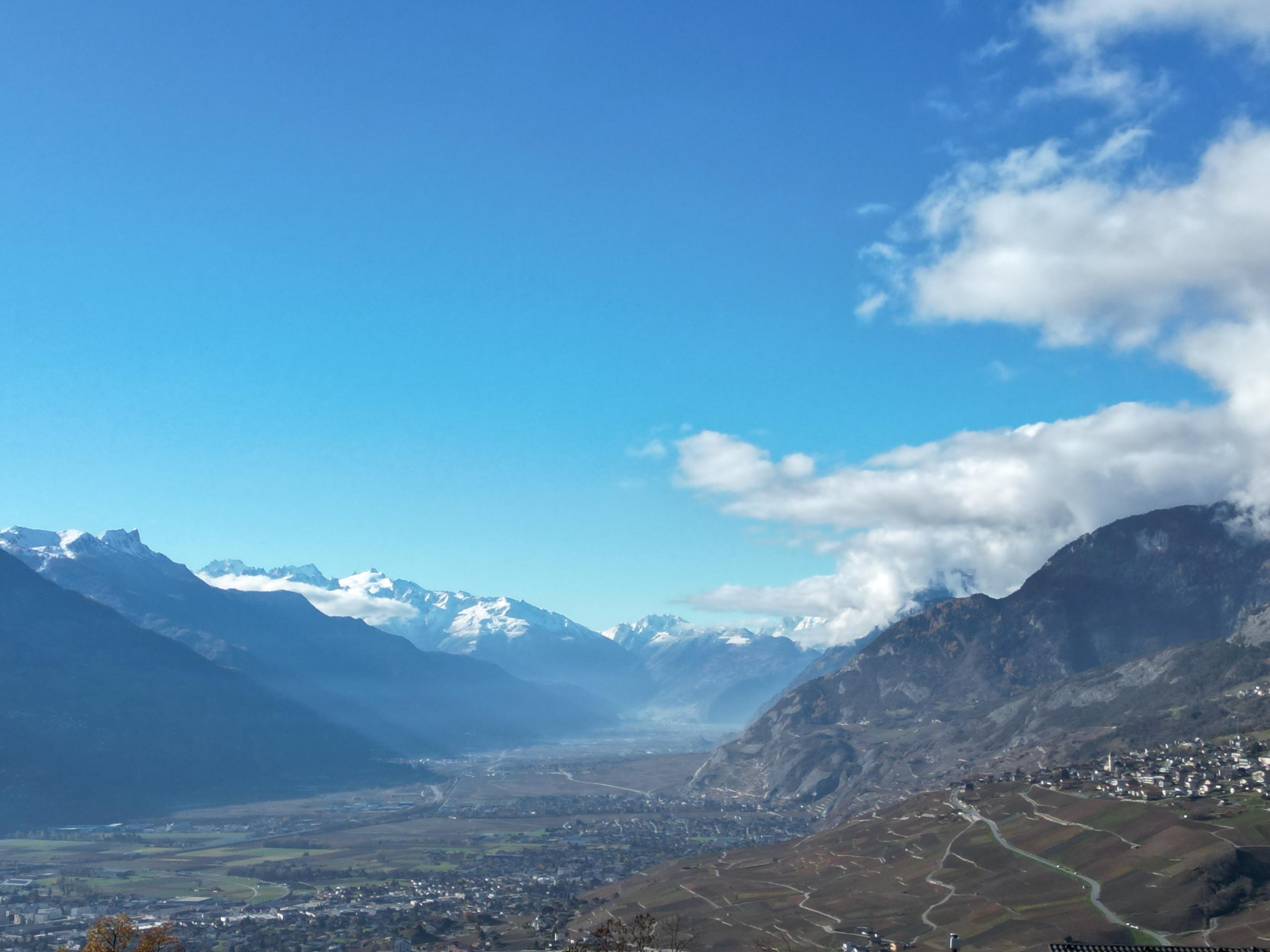 Bergpanorama über ein Tal