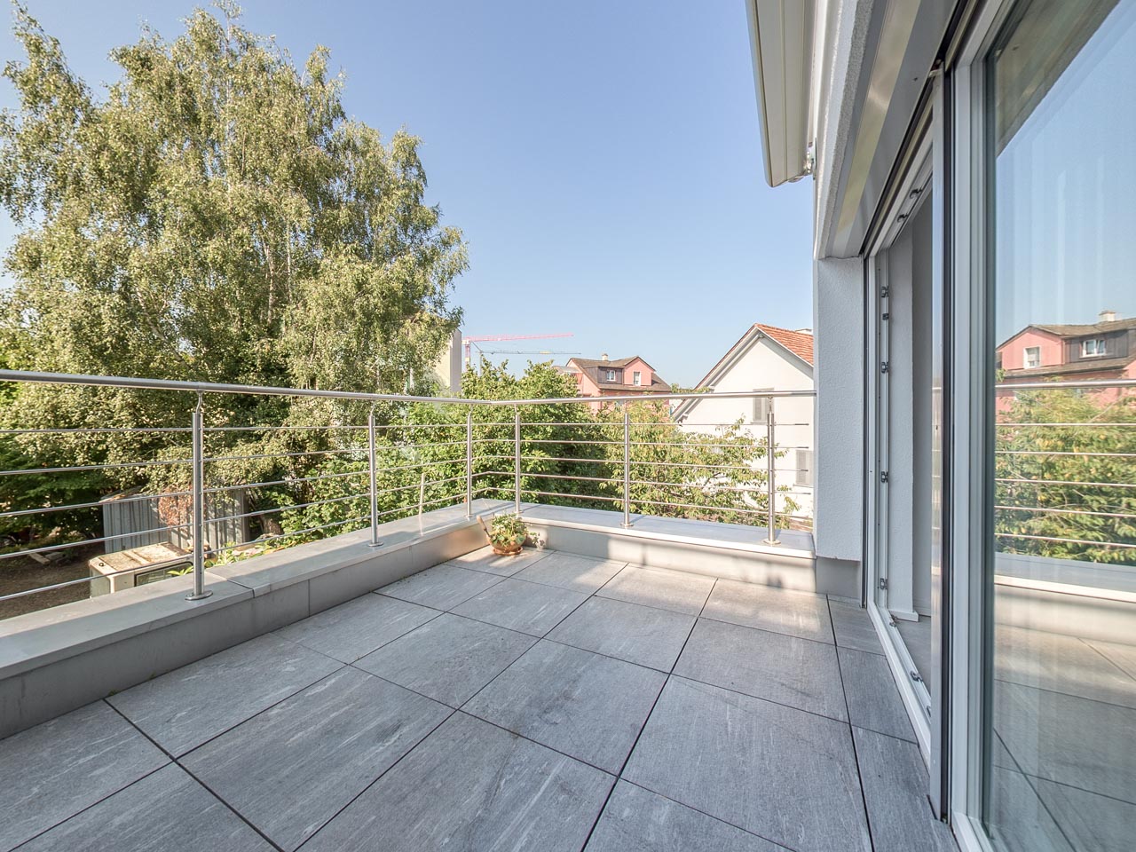 Heller Balkon mit Blick ins Grüne
