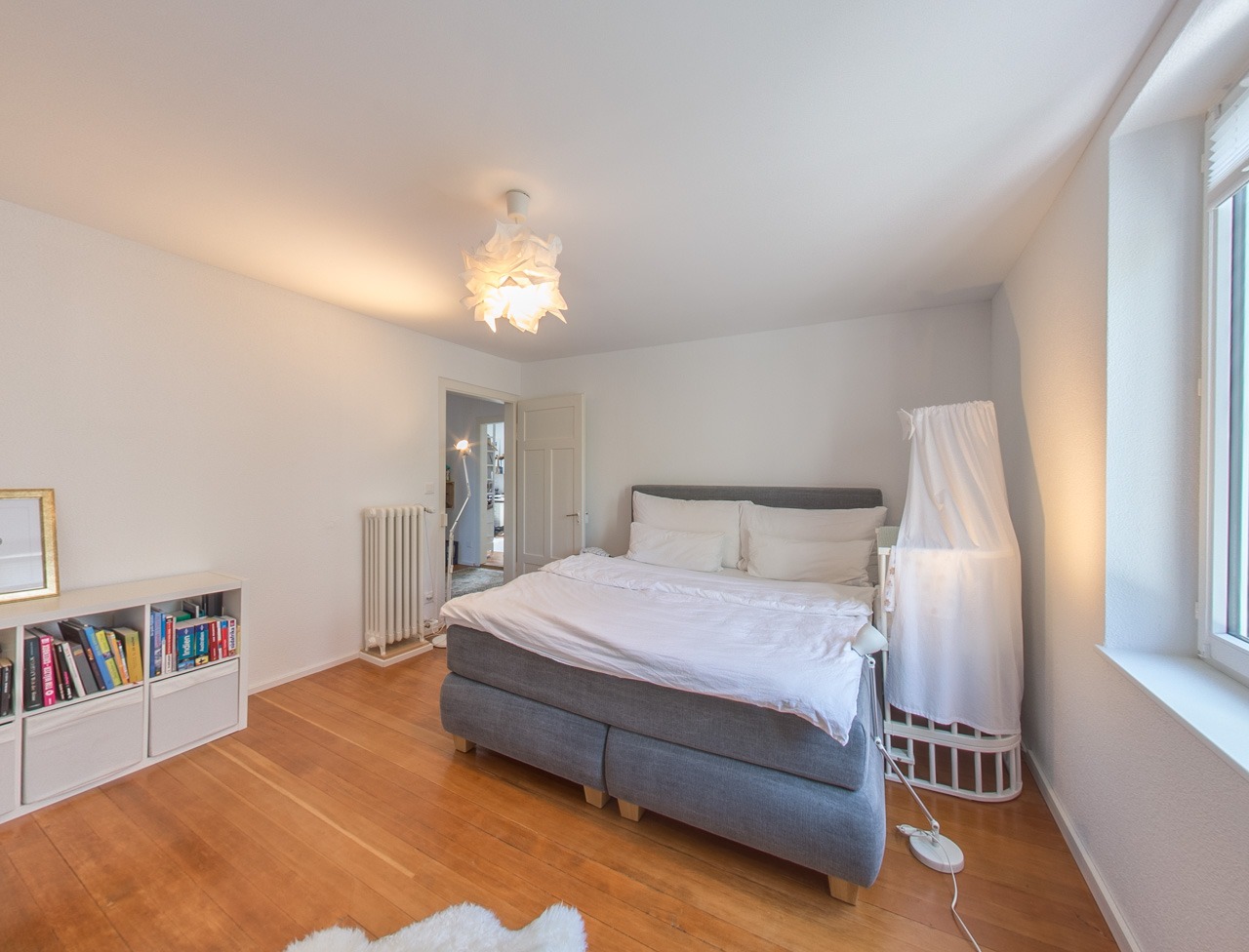 Helles Schlafzimmer mit Doppelbett