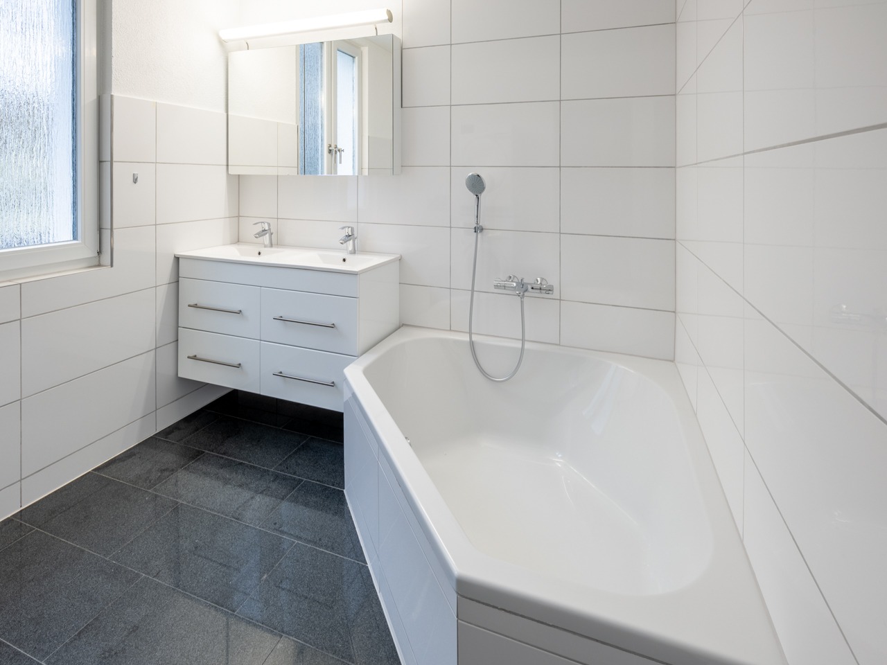 Modernes Badezimmer mit Badewanne und Waschtisch