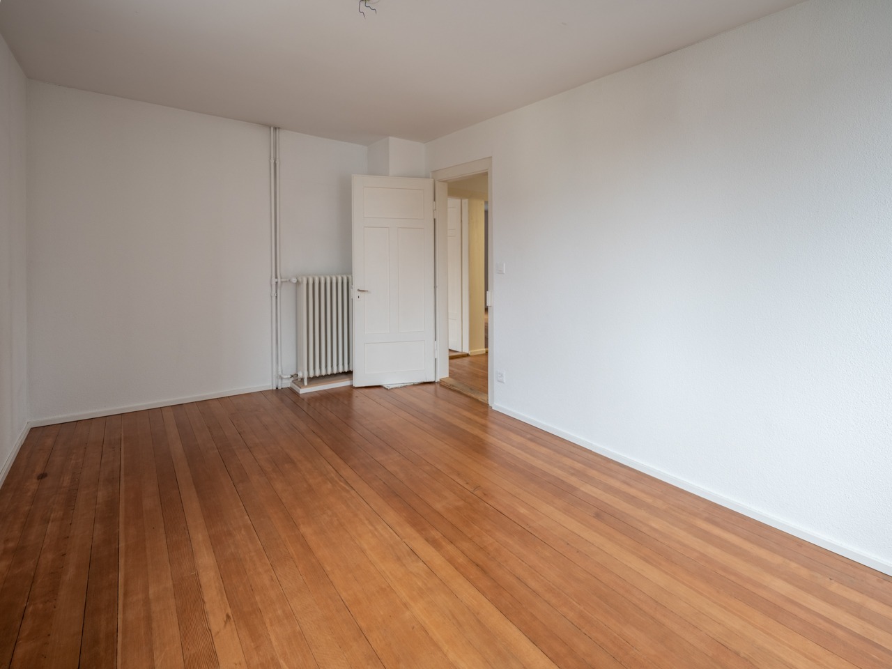 Leeres Zimmer mit Holzboden
