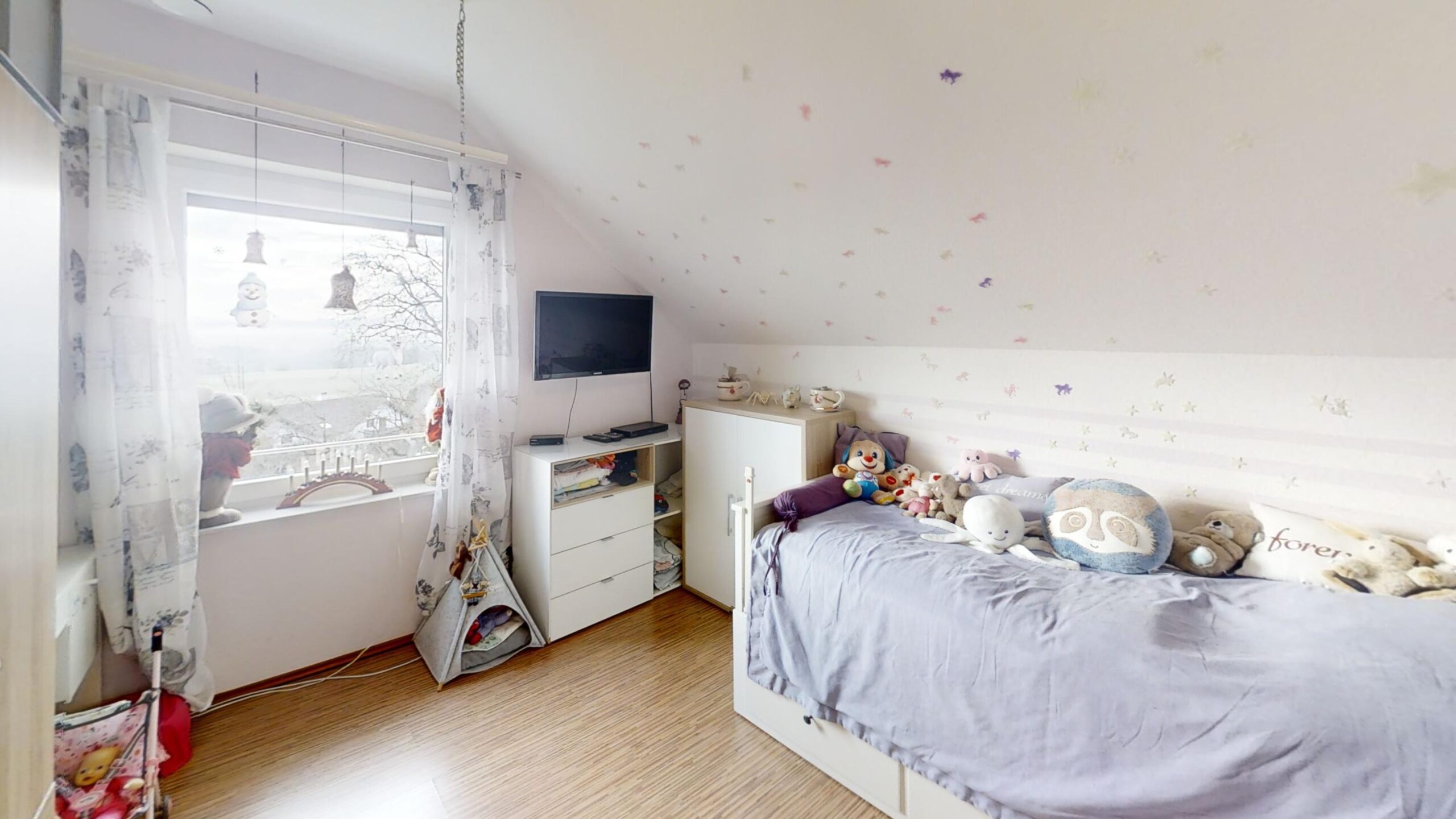 Kinderzimmer unter Dachschräge