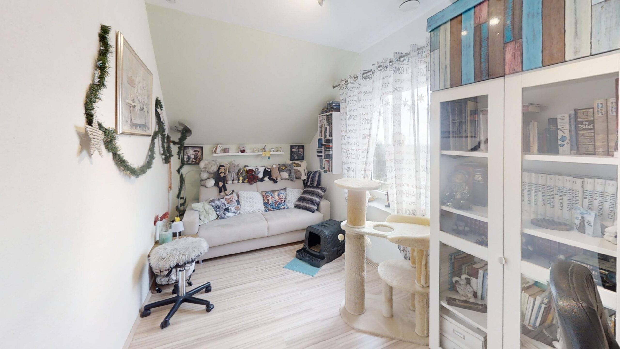 Gemütliches Dachzimmer mit Sofa und Stauraum