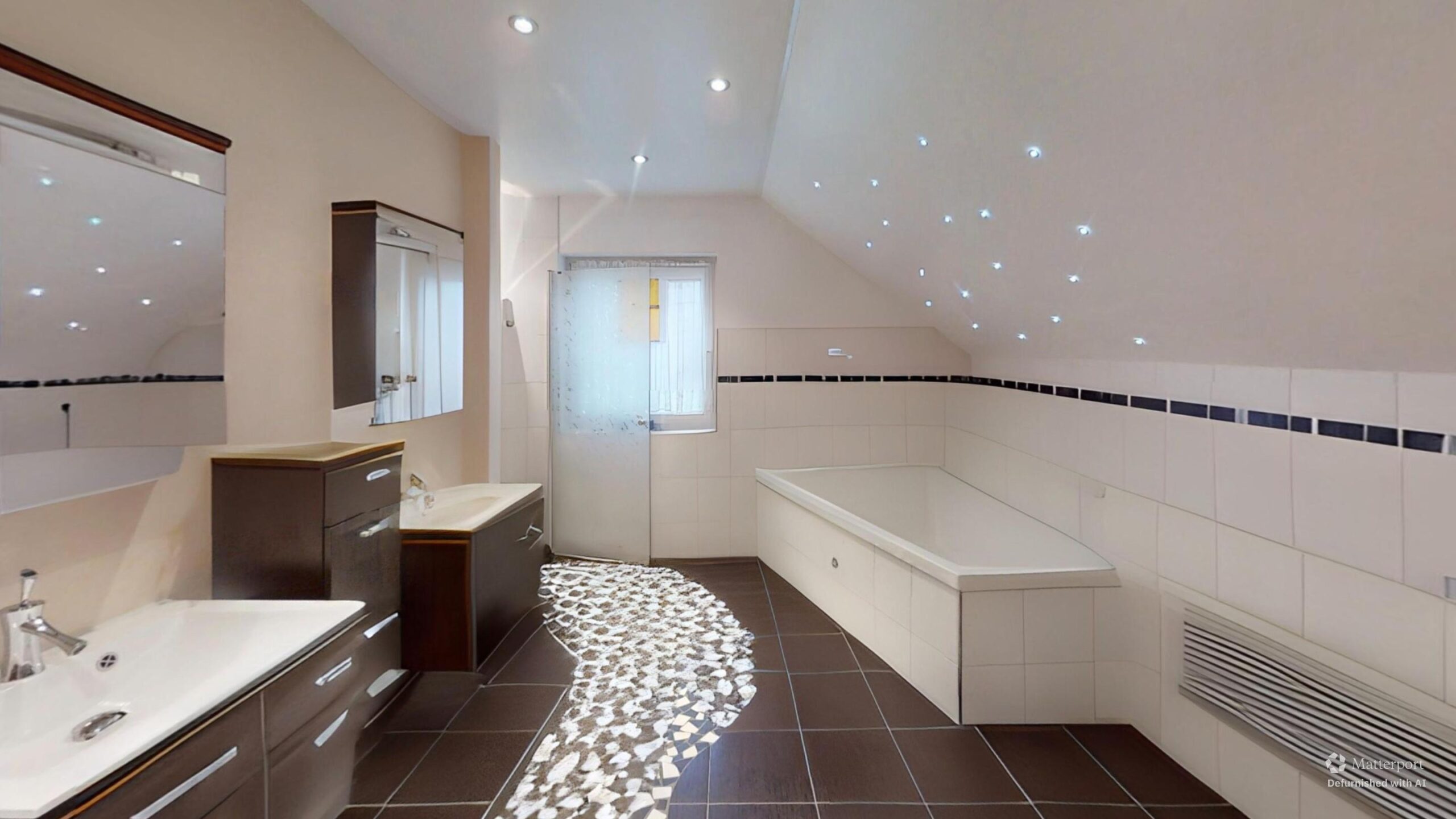 Dachgeschoss-Badezimmer mit Badewanne