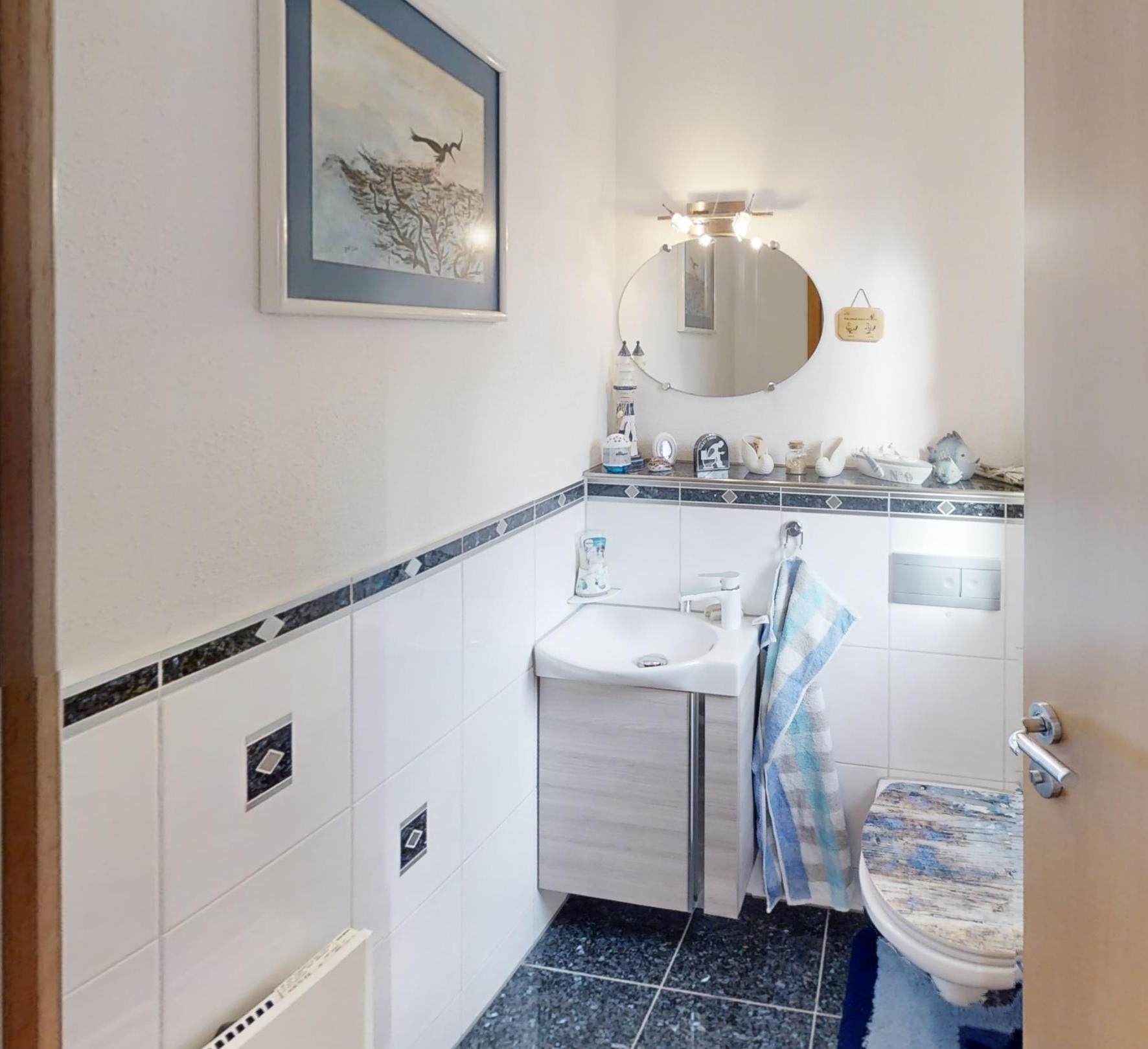 Kleines Badezimmer mit WC und Waschbecken