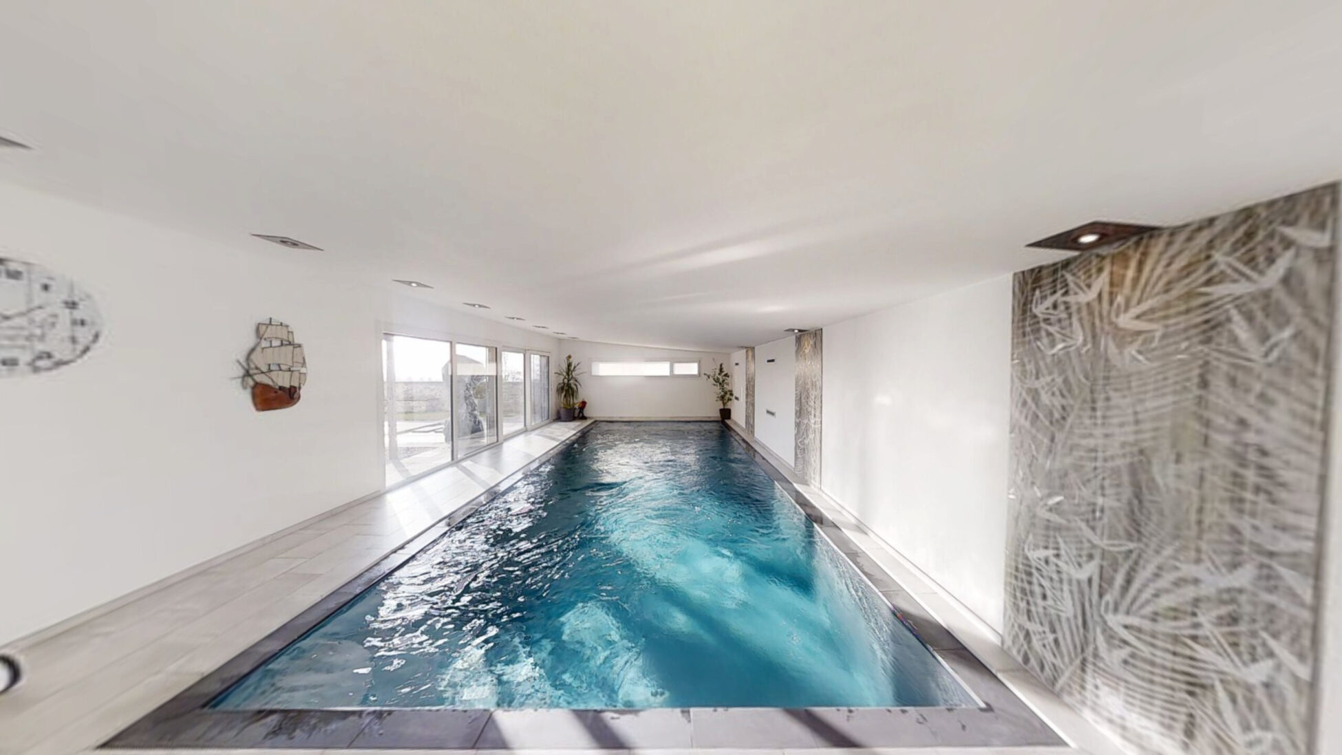 Indoor-Schwimmbecken mit großer Glasfront