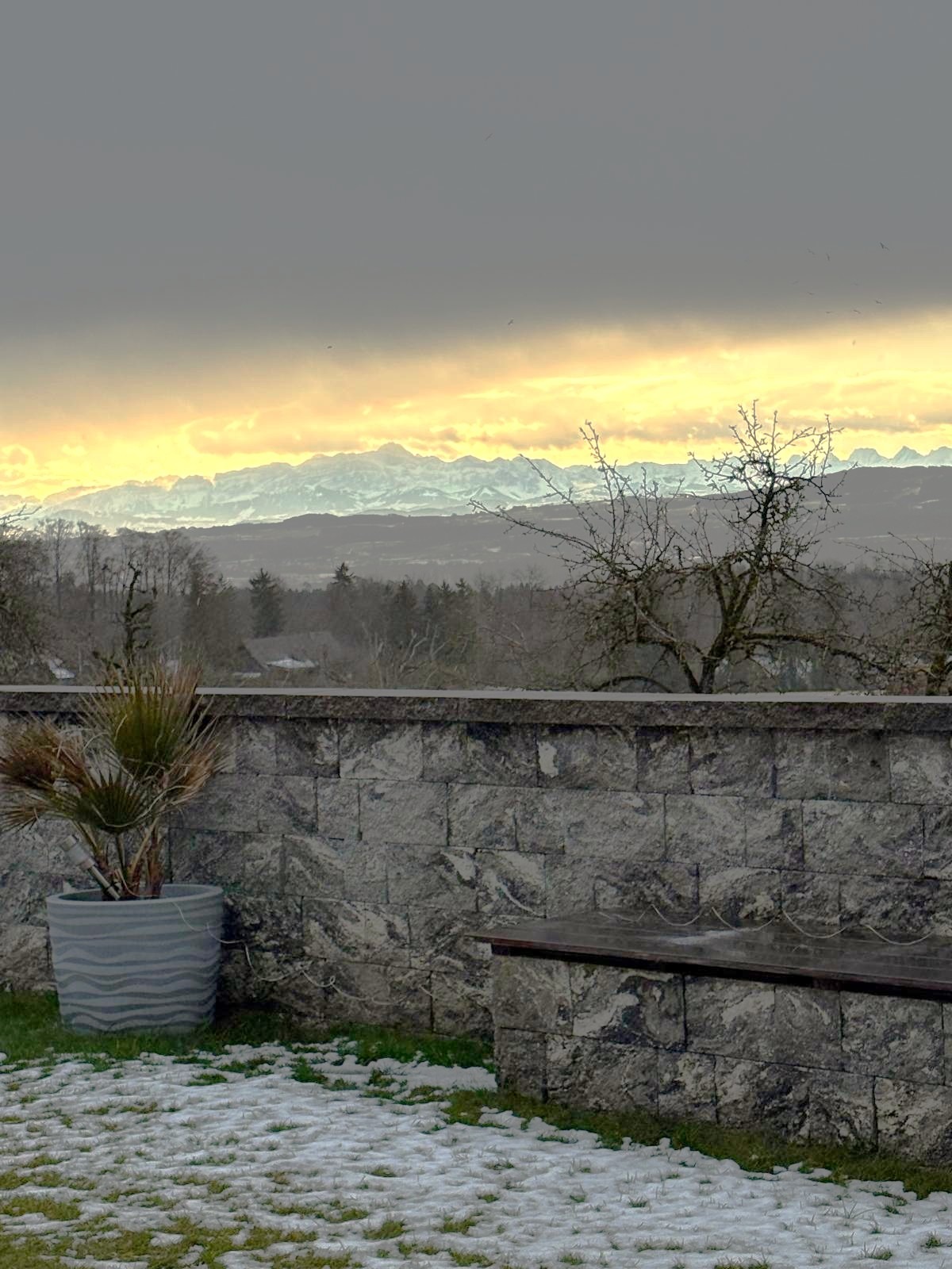 Außenterrasse mit Bergblick