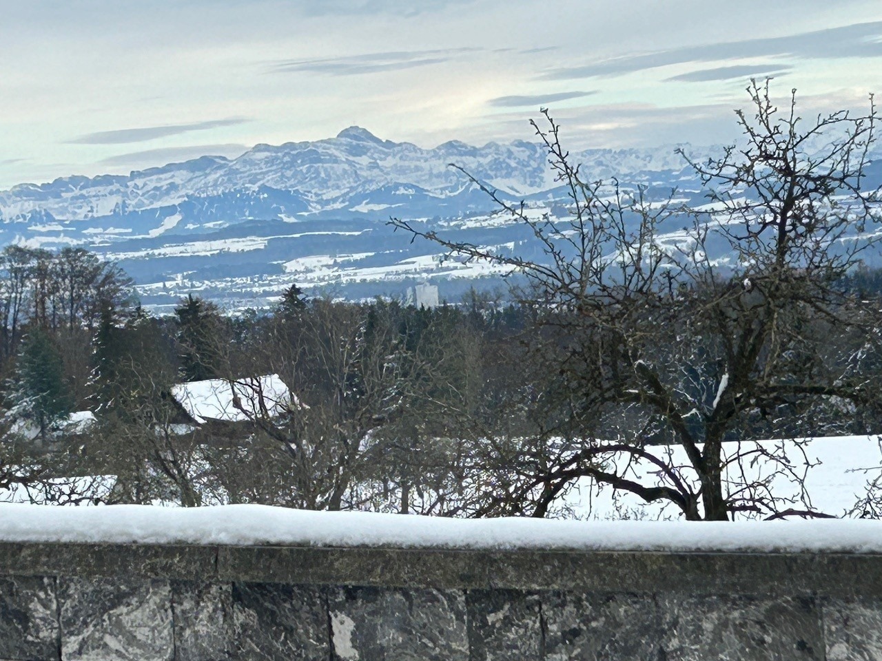 Bergblick über verschneite Landschaft