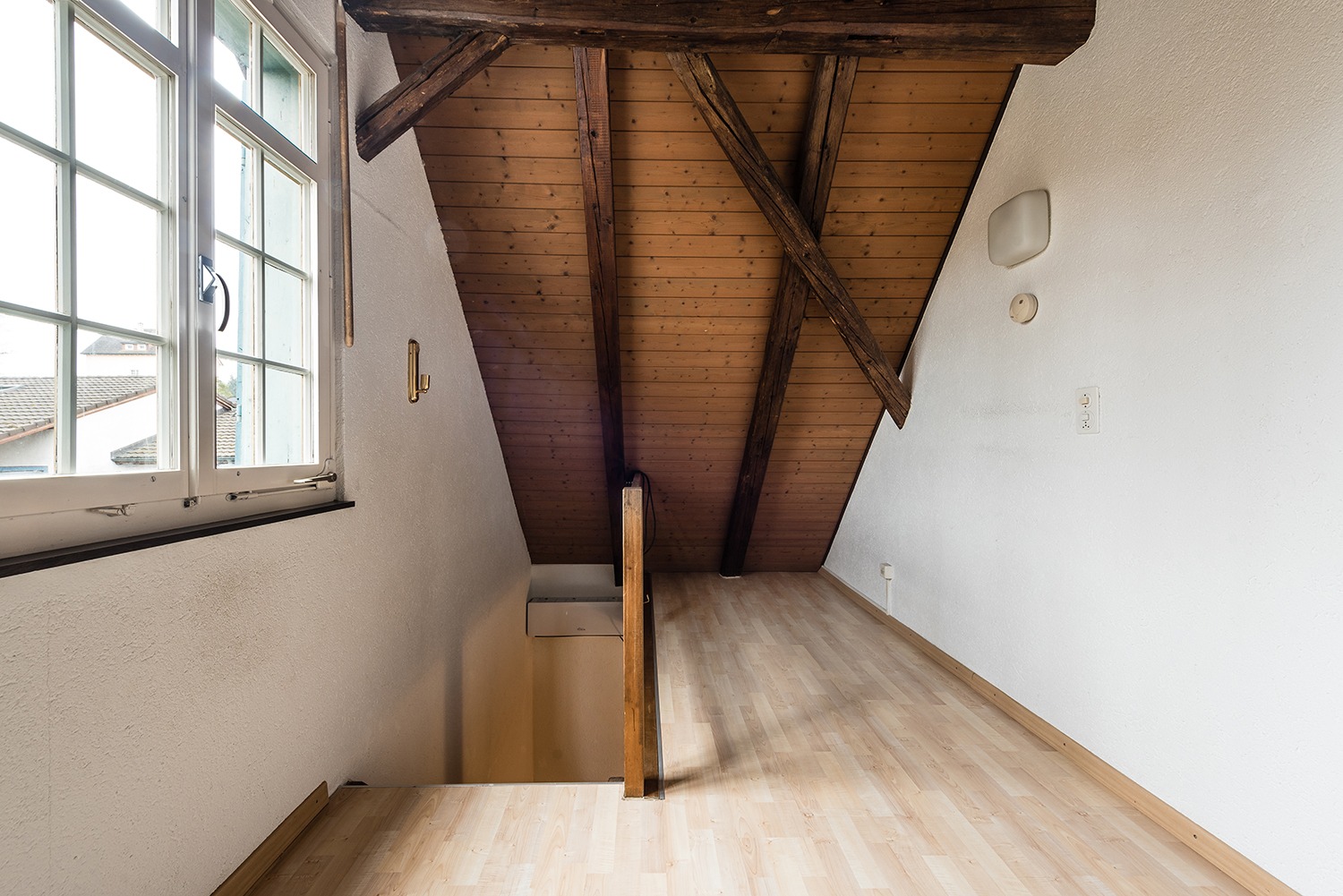 Dachgeschossflur mit sichtbaren Holzbalken