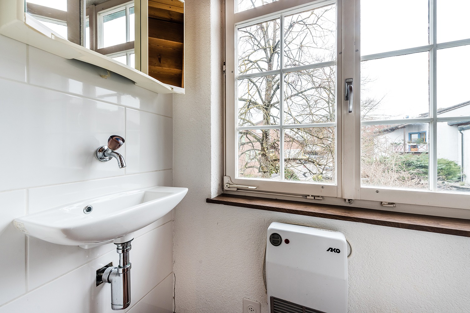Gäste-WC mit Fenster und Handwaschbecken