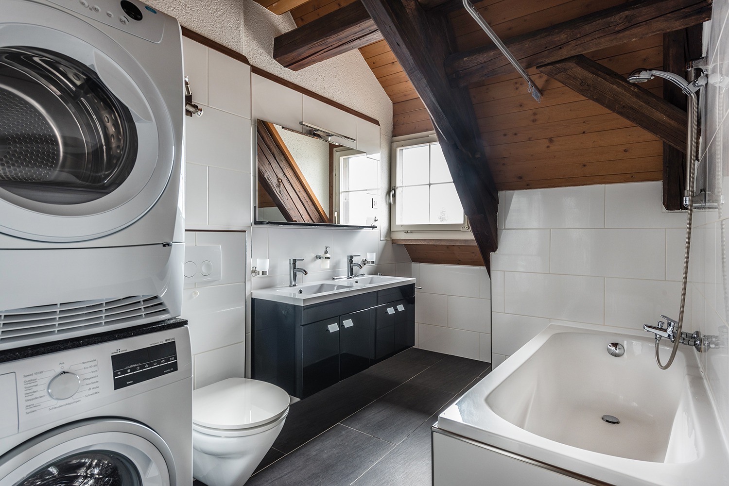 Badezimmer mit Dachschrägen