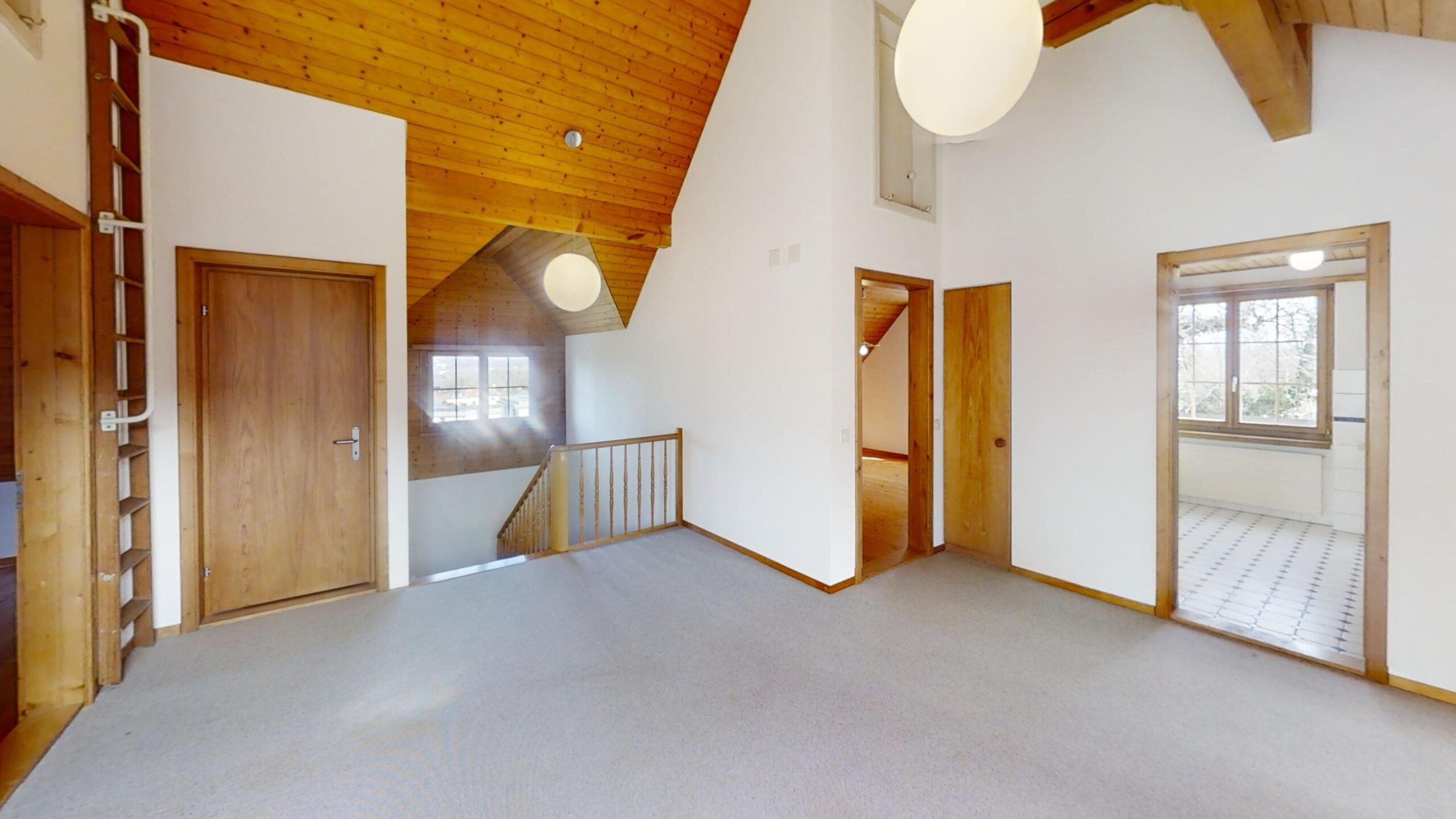 Helles Dachgeschosszimmer mit Holzdecke