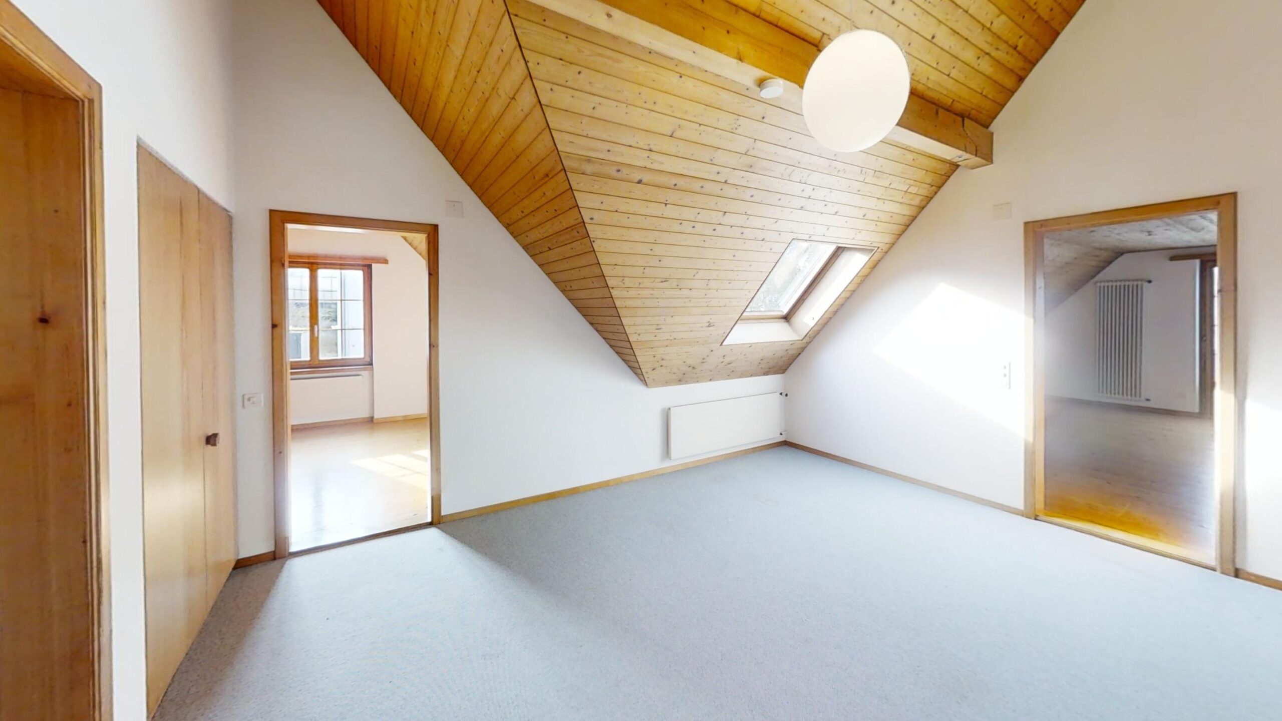 Helles Dachgeschosszimmer mit Holzdecke