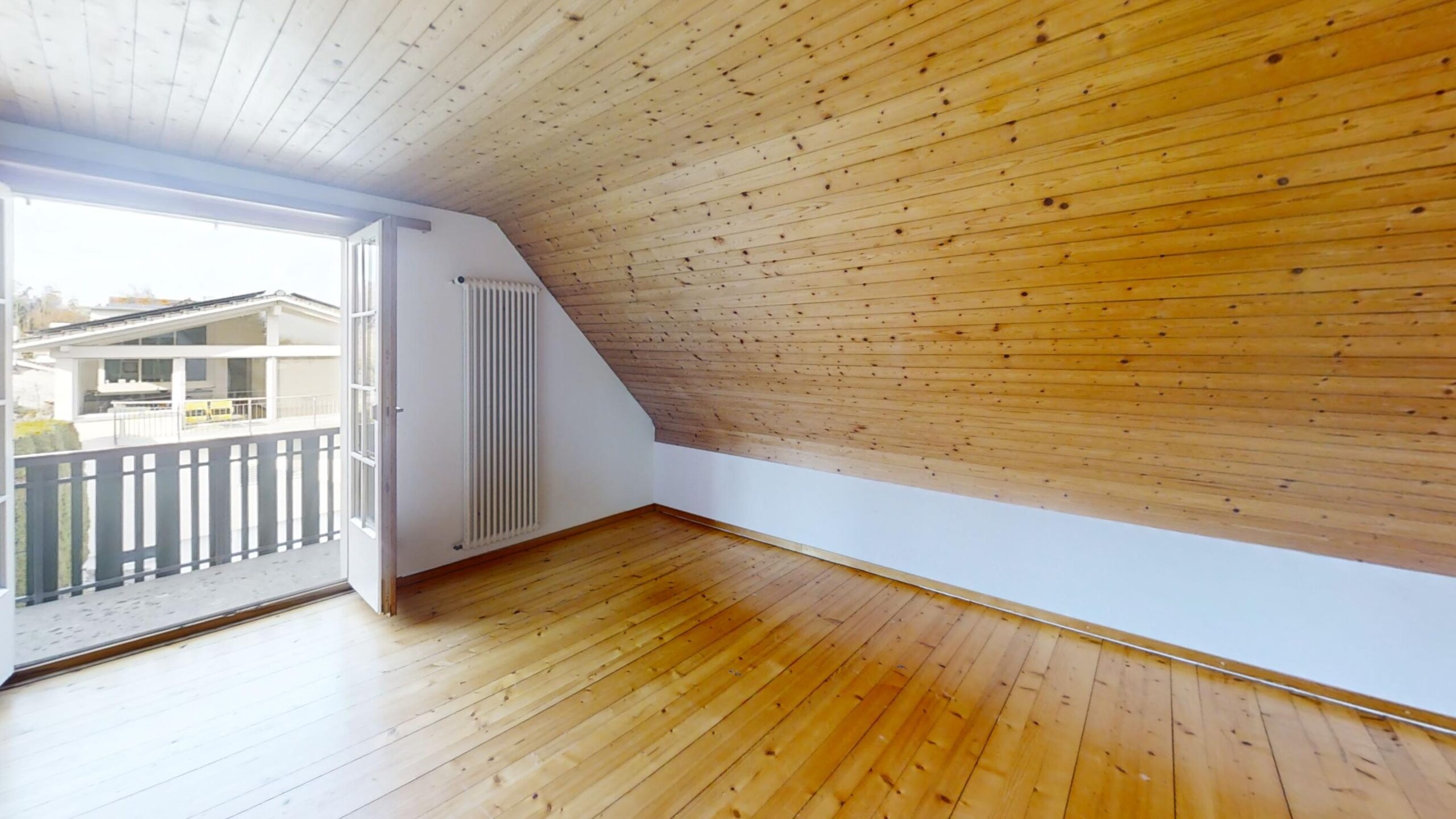 Heller Dachgeschossraum mit Balkon