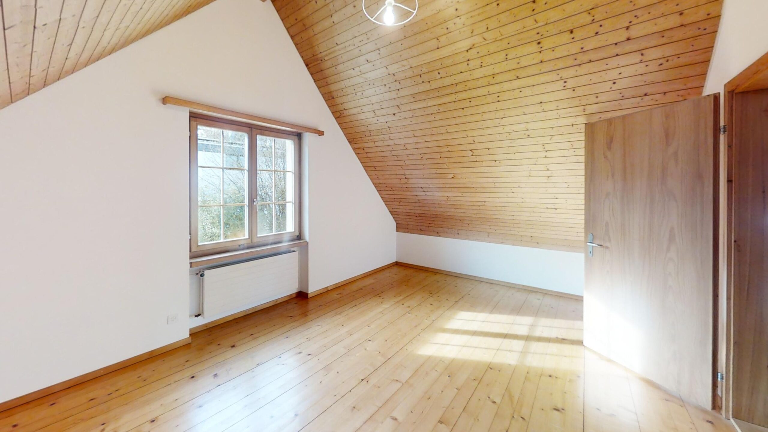 Leerer Dachraum mit Holzdecke